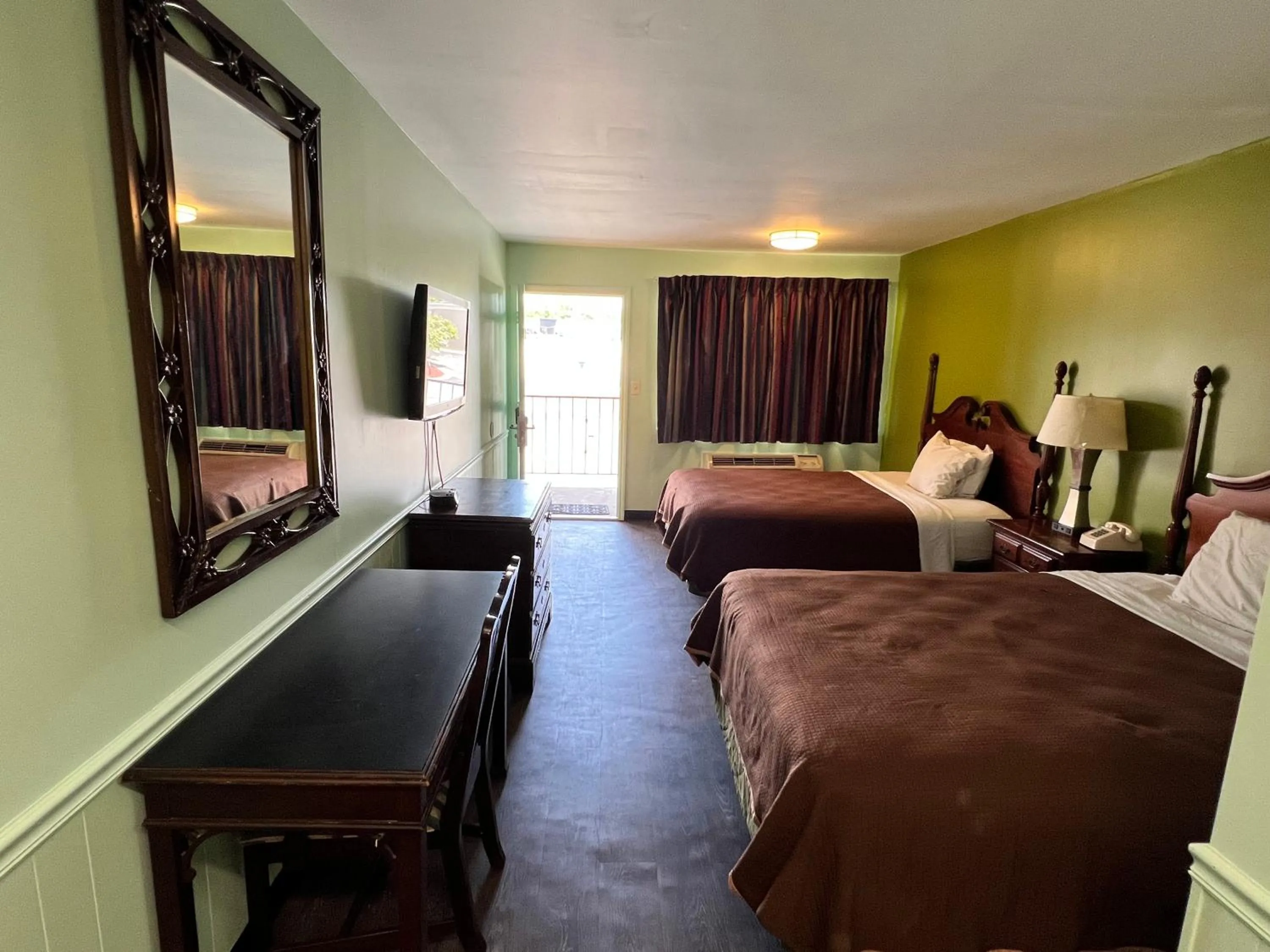 Photo of the whole room in Travelers inn