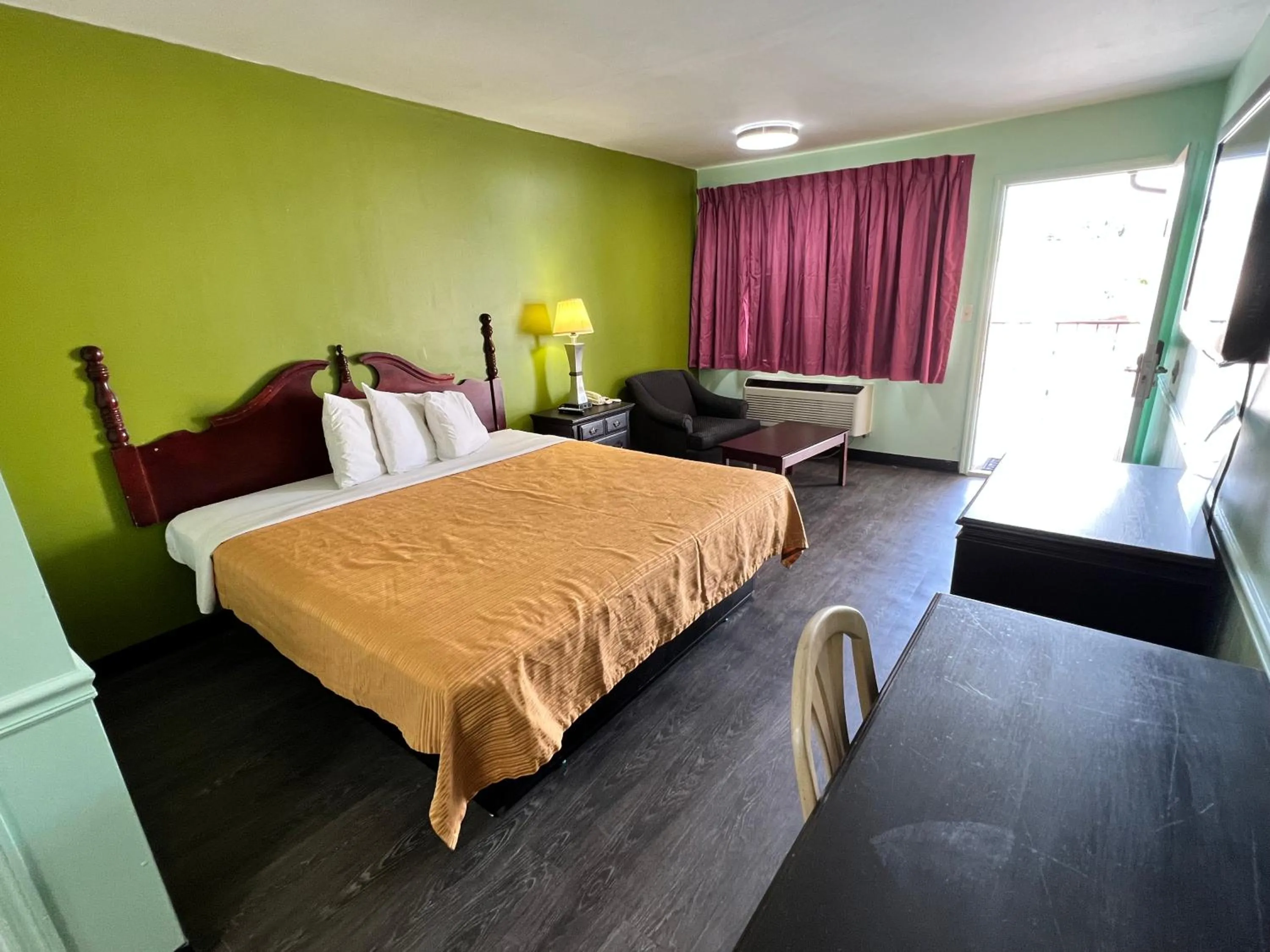 Photo of the whole room in Travelers inn