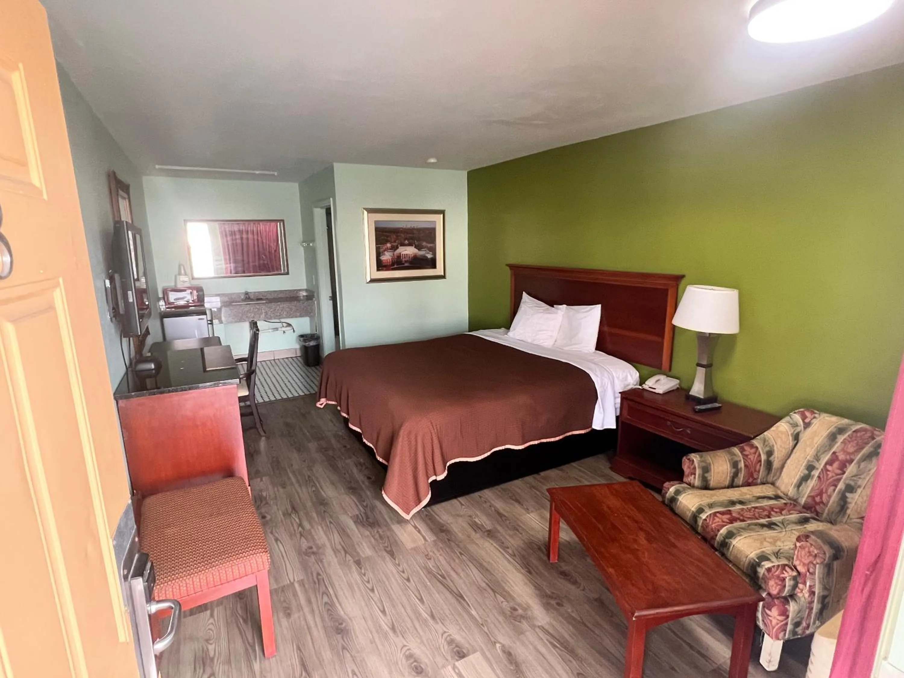 Photo of the whole room in Travelers inn