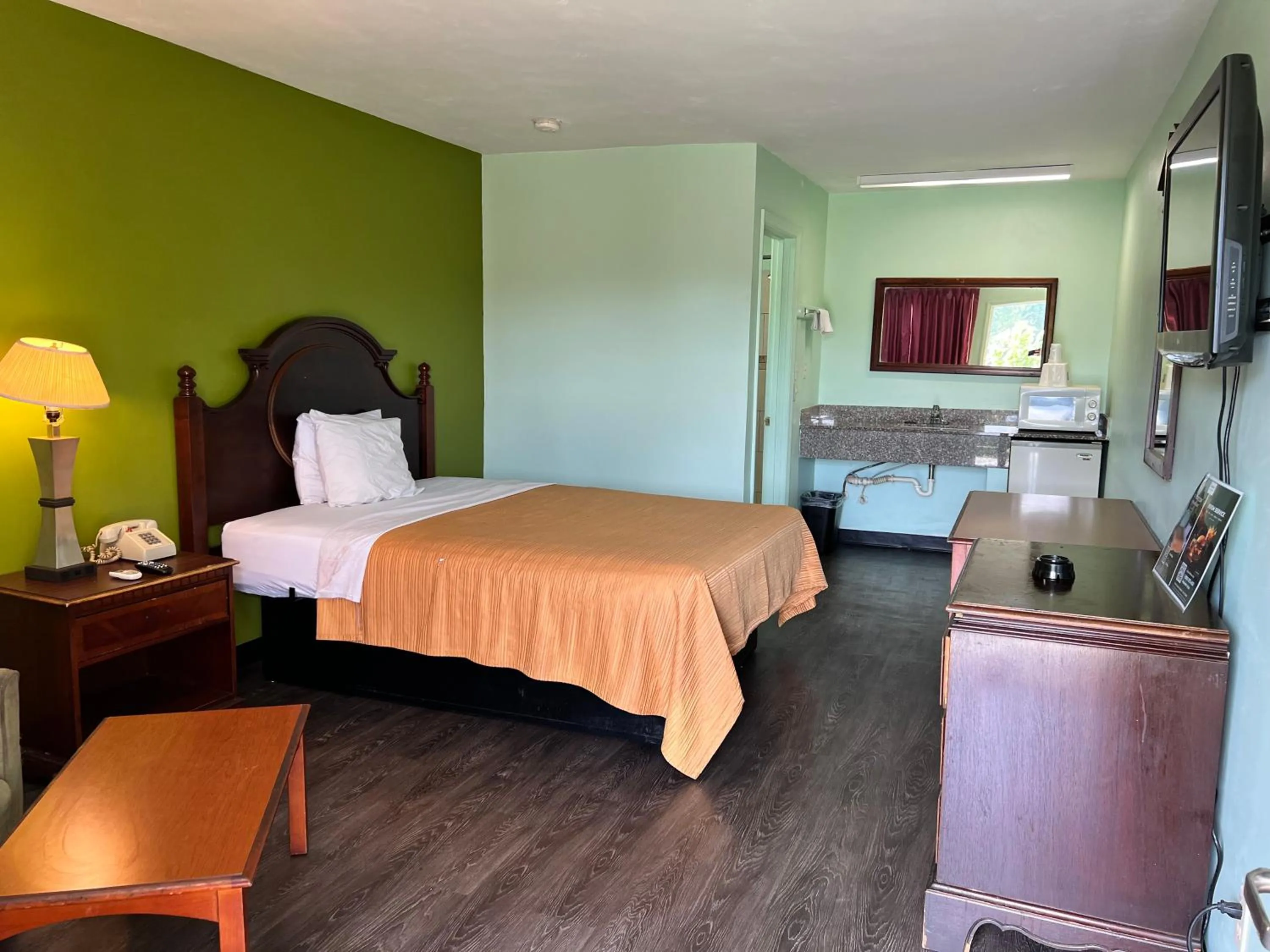 Photo of the whole room in Travelers inn