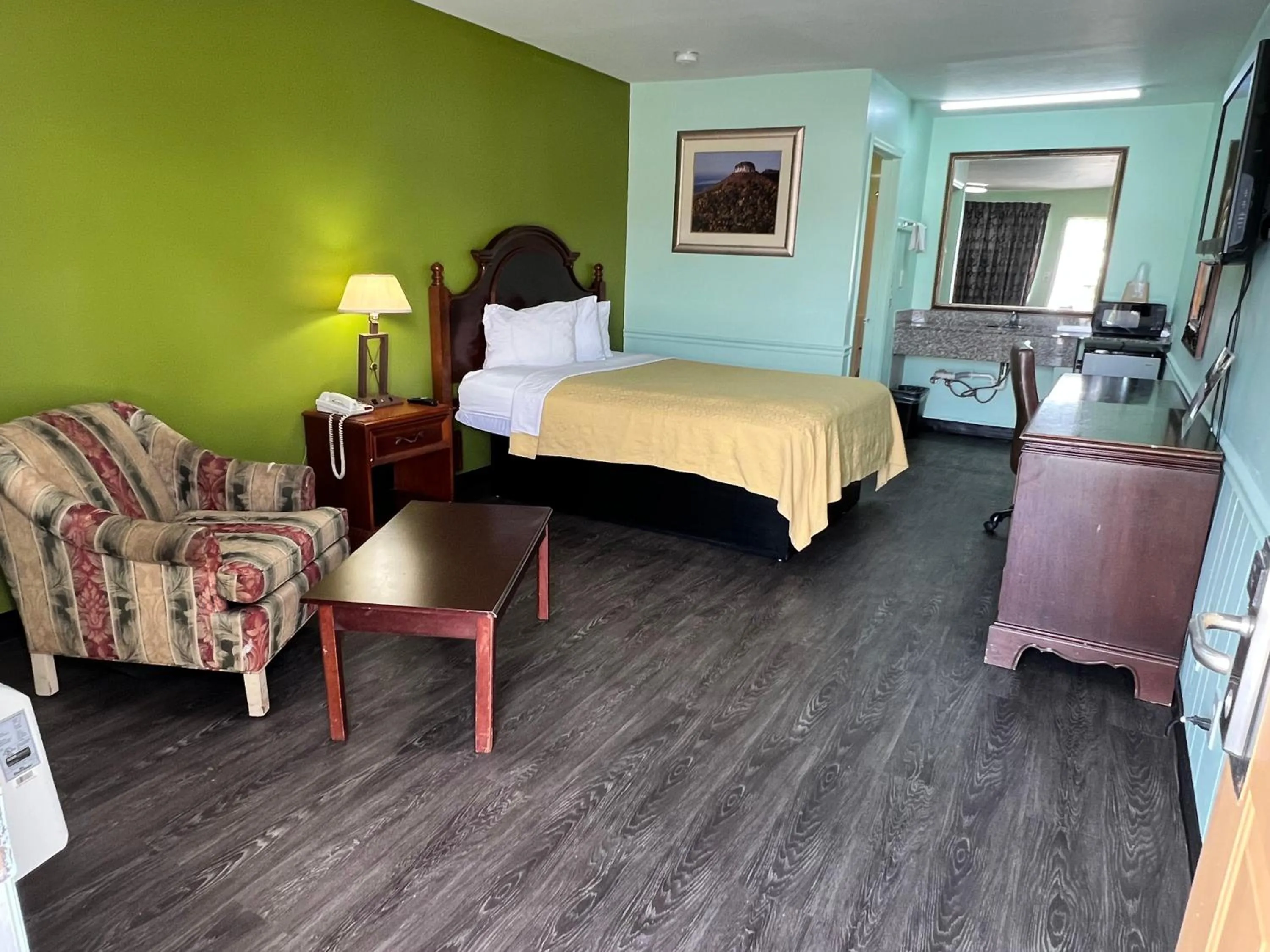 Photo of the whole room in Travelers inn