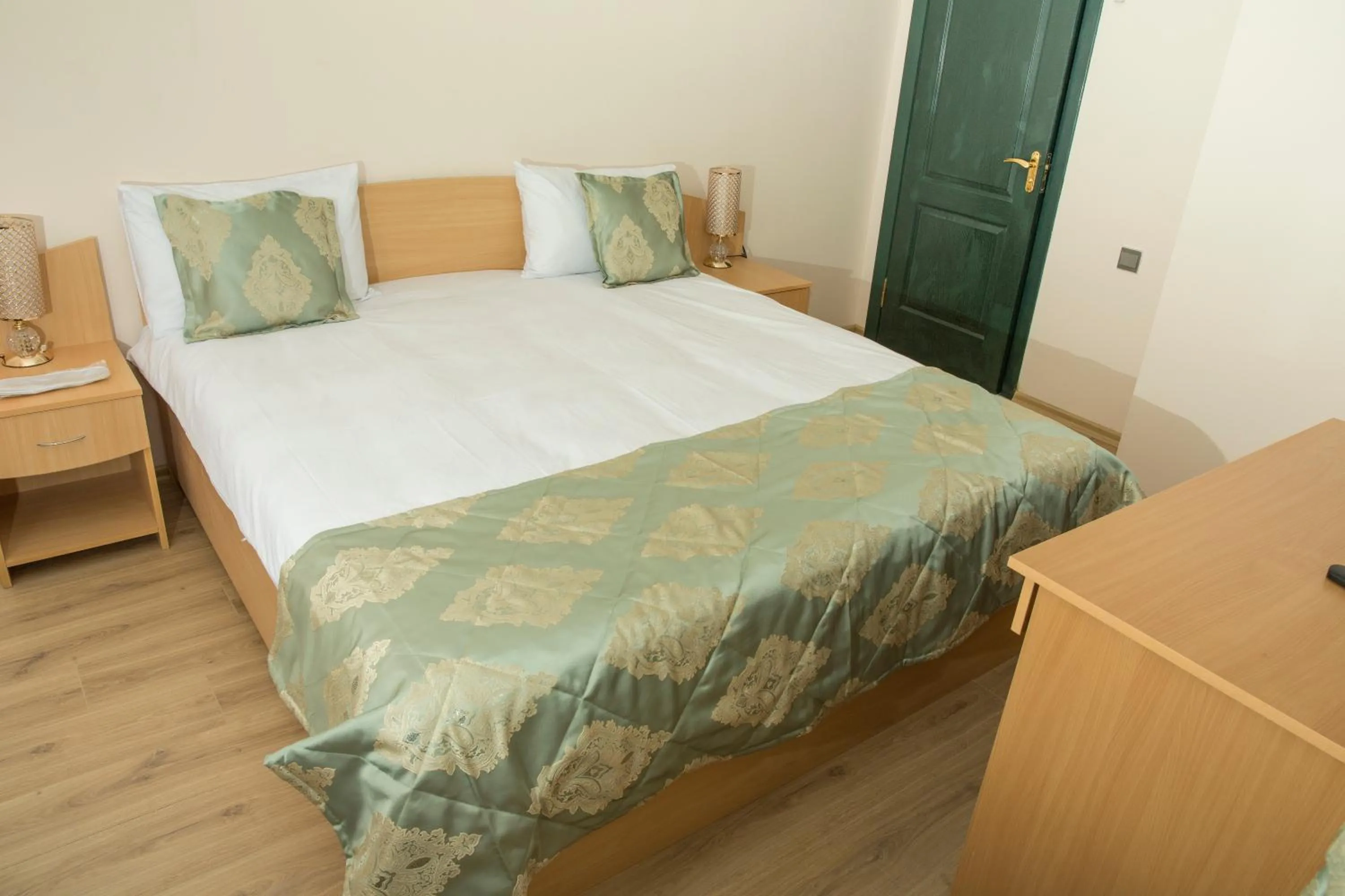Property building, Bed in City Walls Hotel