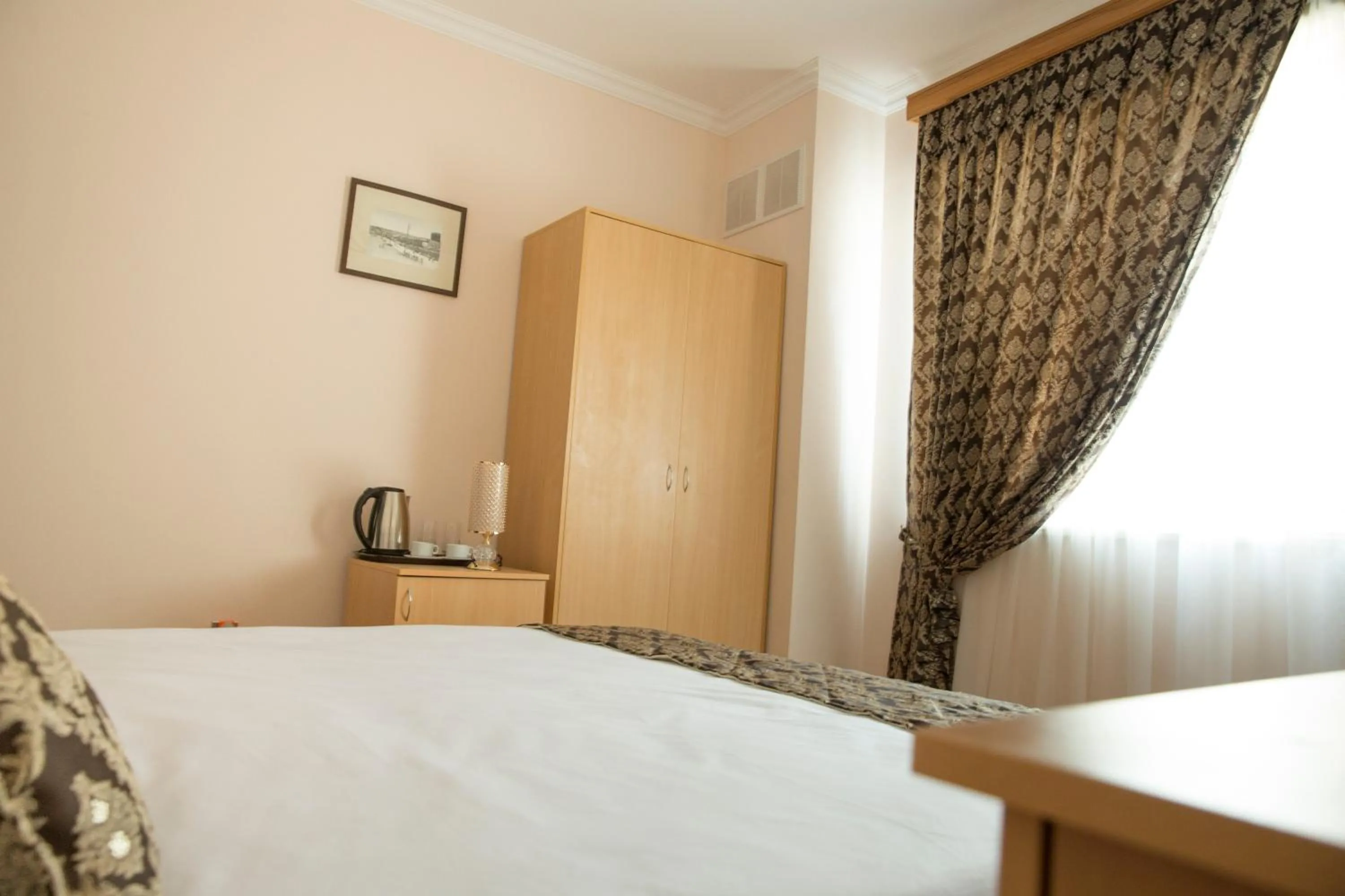 Property building, Bed in City Walls Hotel