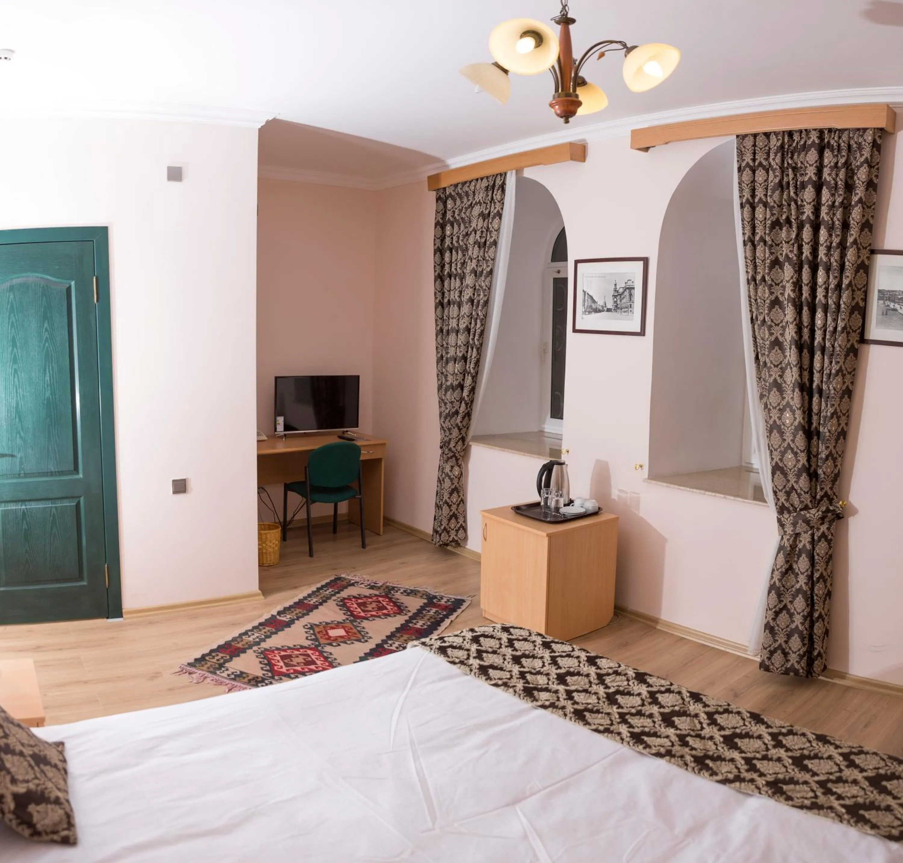 Property building, Bed in City Walls Hotel