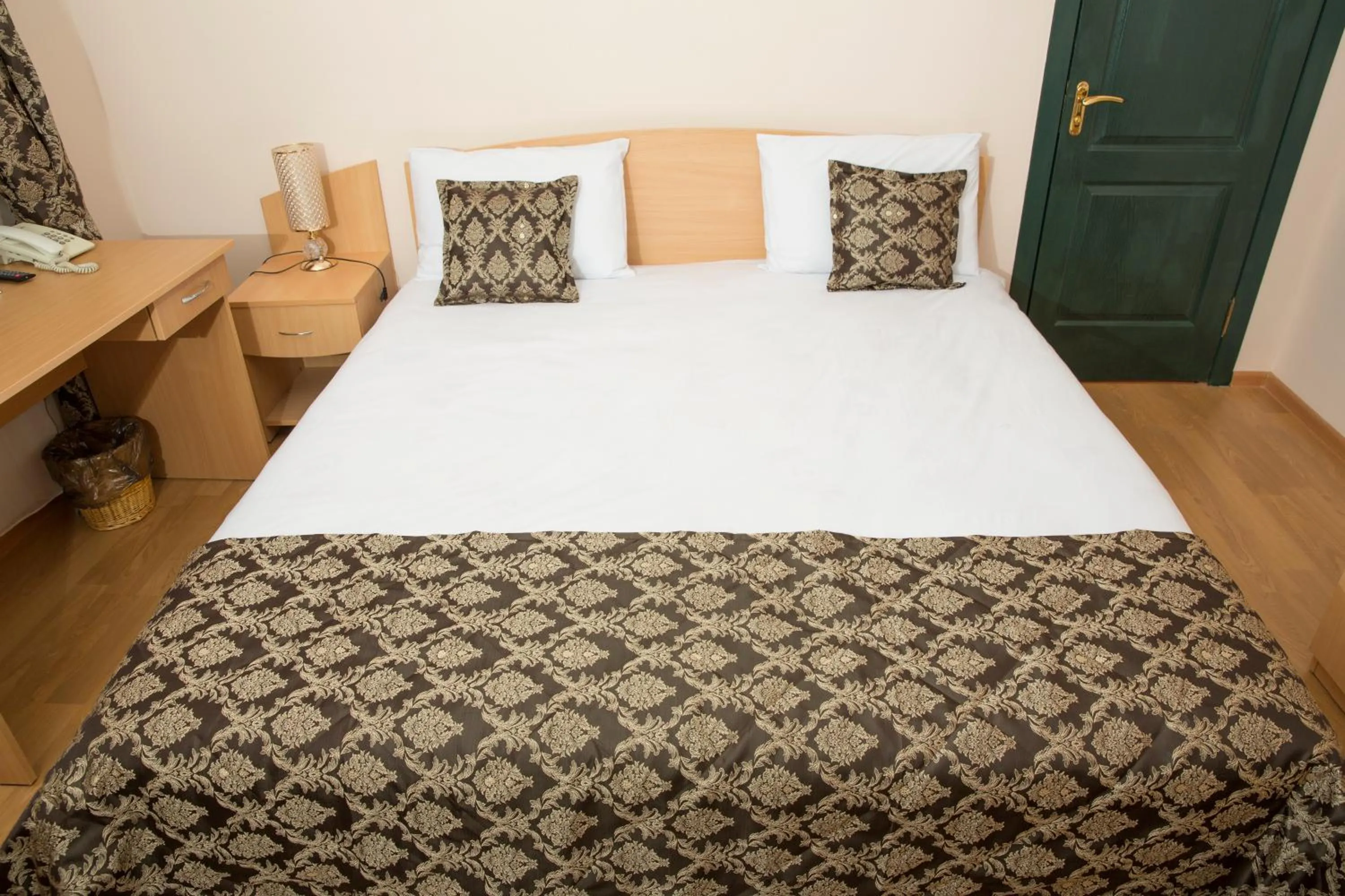 Property building, Bed in City Walls Hotel