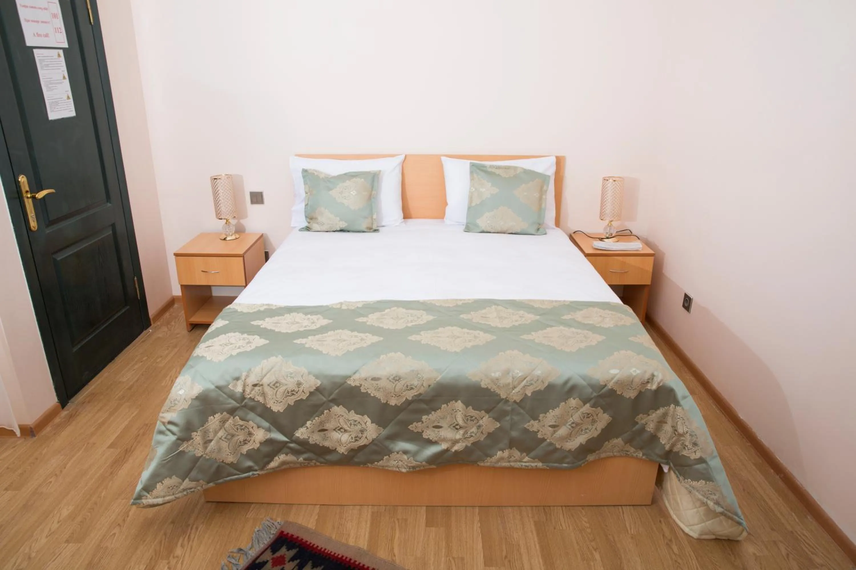Property building, Bed in City Walls Hotel