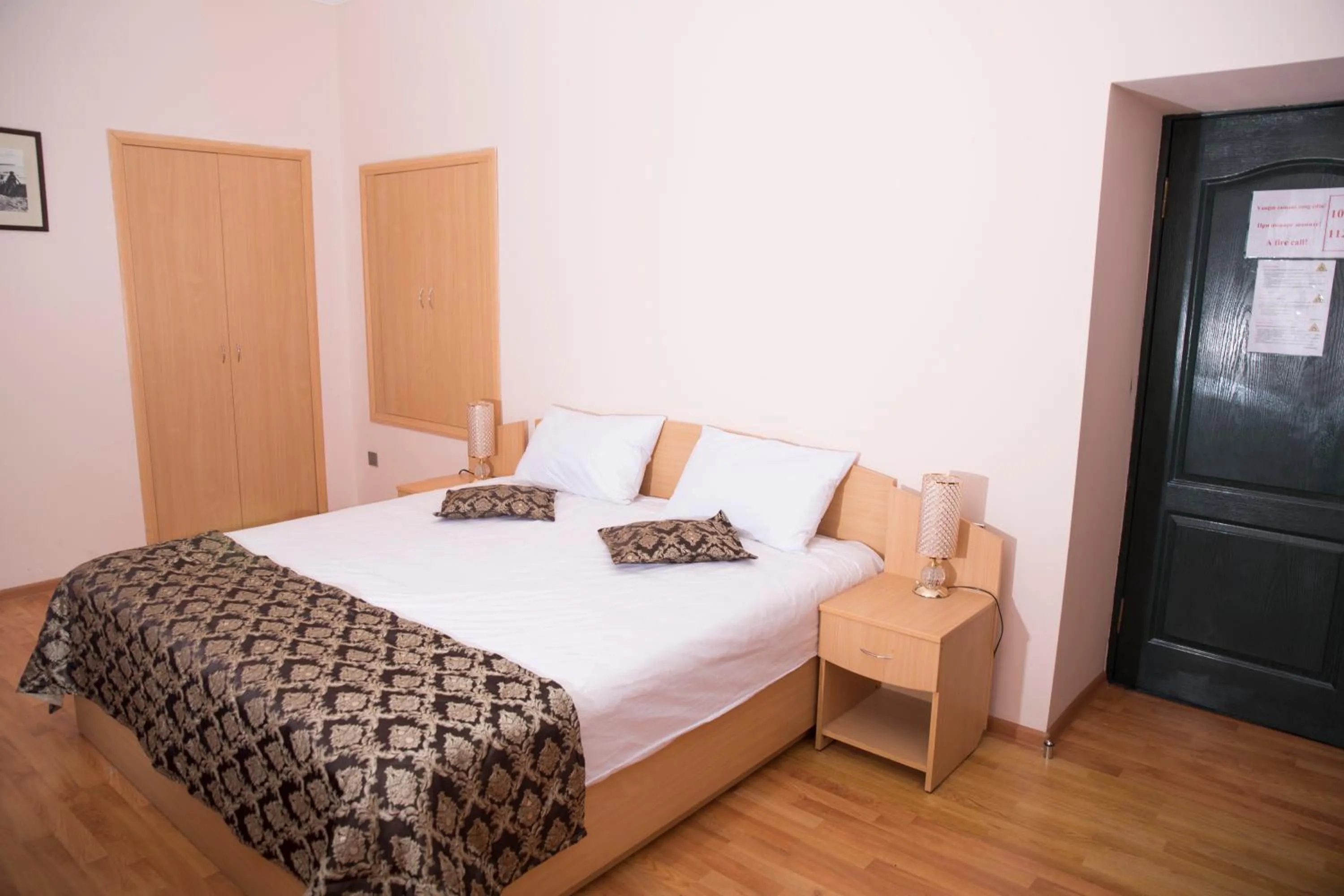 Property building, Bed in City Walls Hotel