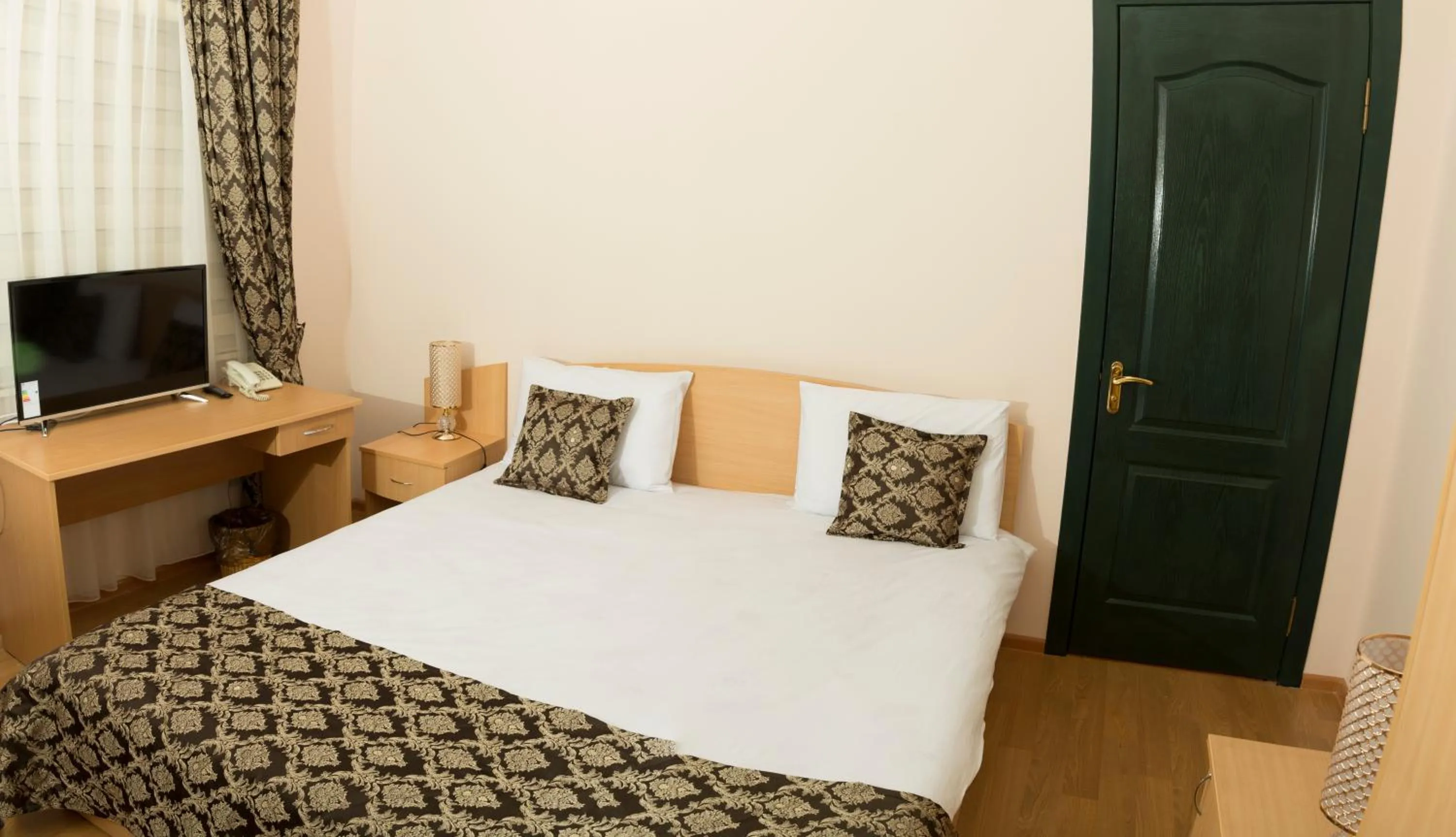 Property building, Bed in City Walls Hotel