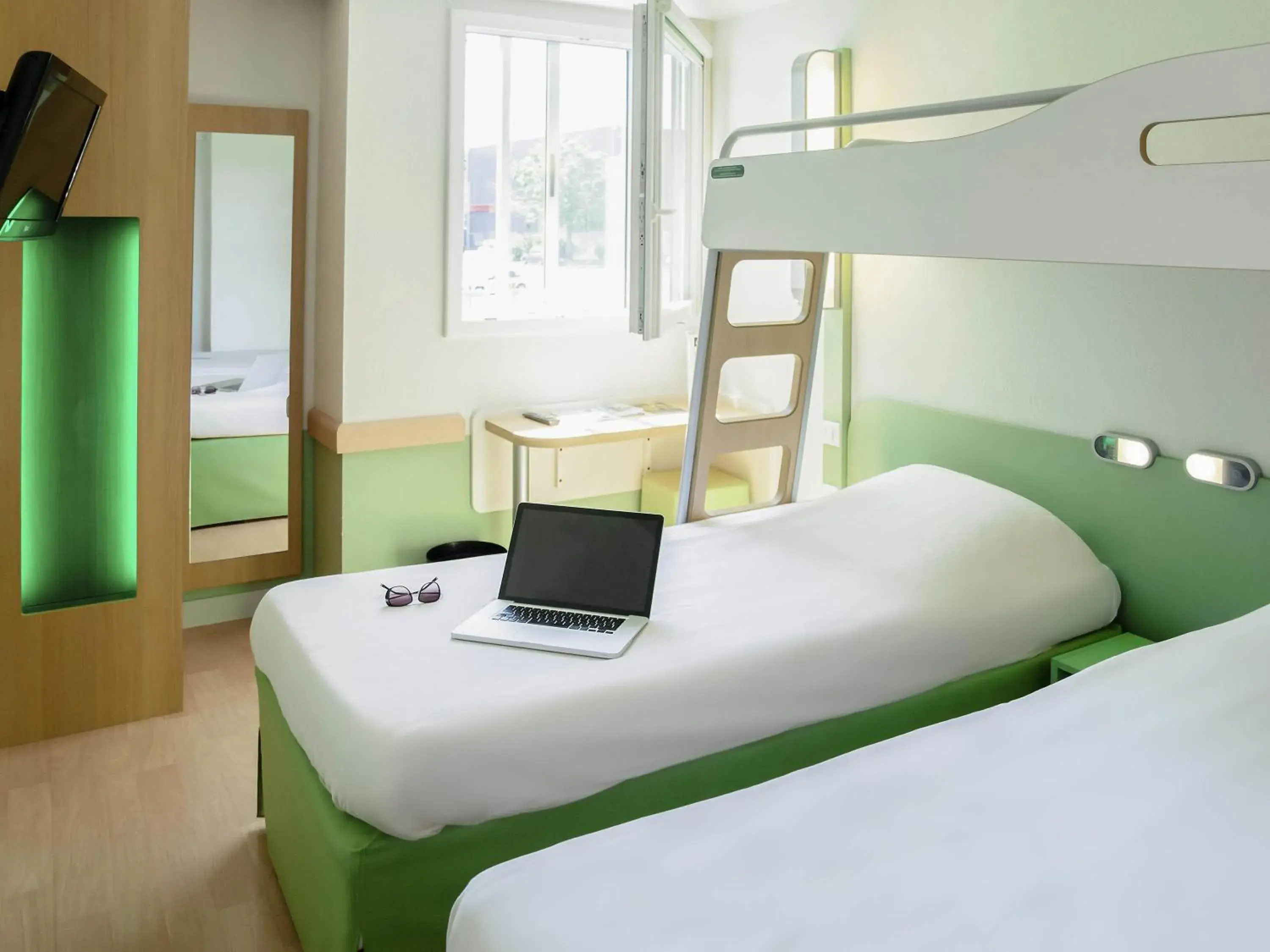 Bedroom, Bed in ibis budget Aeroport le Bourget Garonor Bedroom, Bed in ibis budget Aeroport le Bourget Garonor