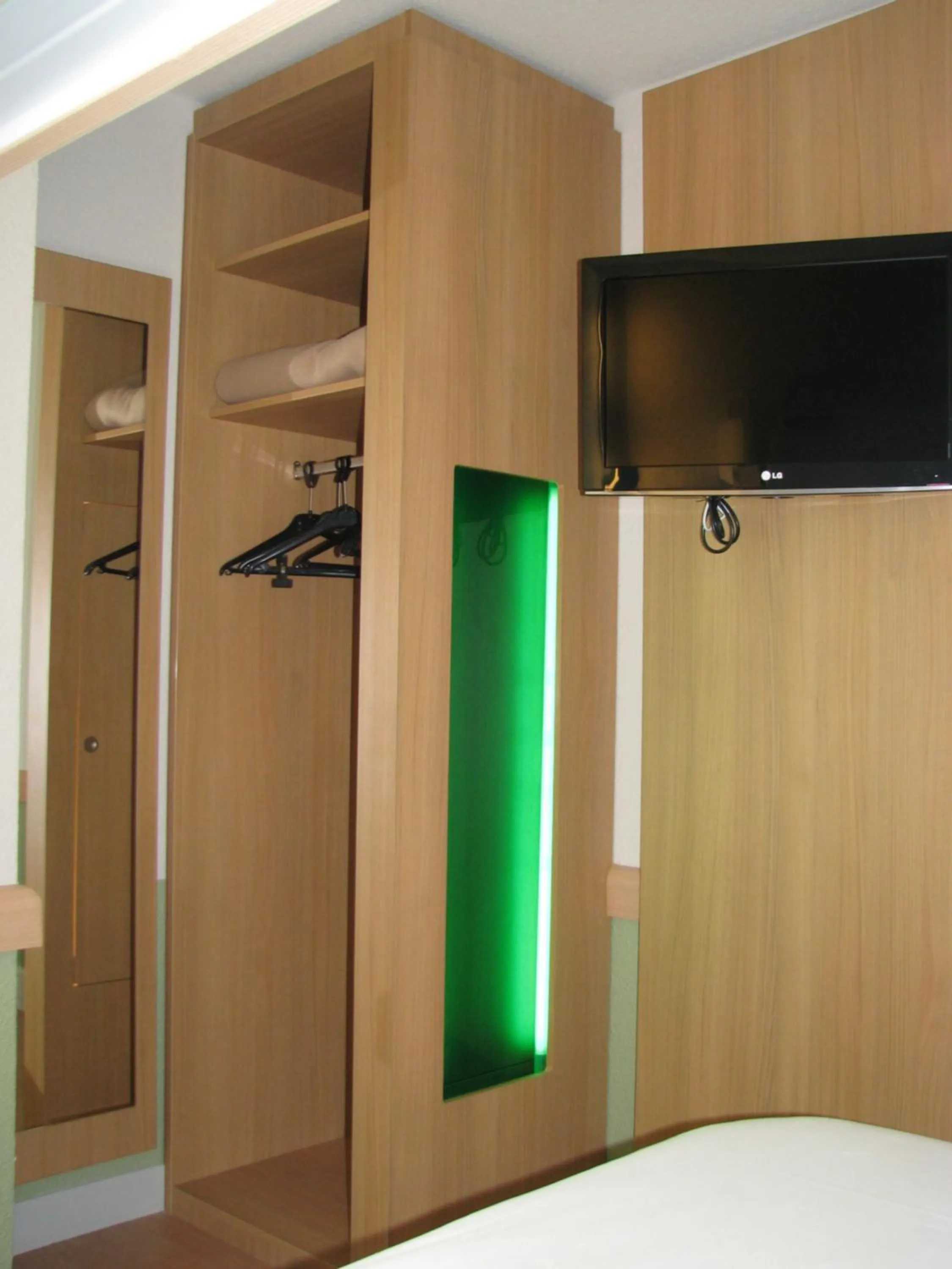 TV and multimedia in ibis budget Aeroport le Bourget Garonor