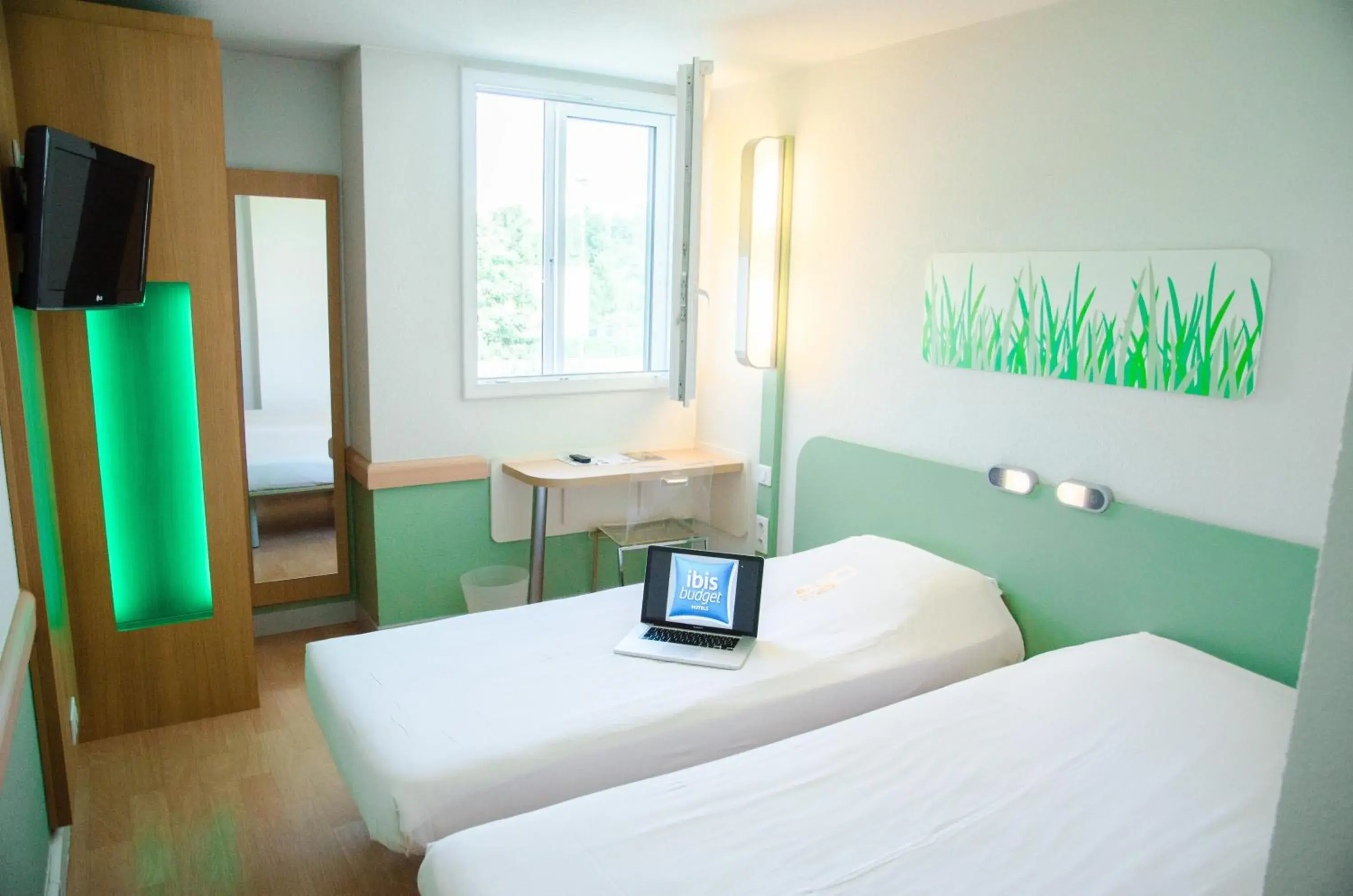 Bed in ibis budget Aeroport le Bourget Garonor Bed in ibis budget Aeroport le Bourget Garonor