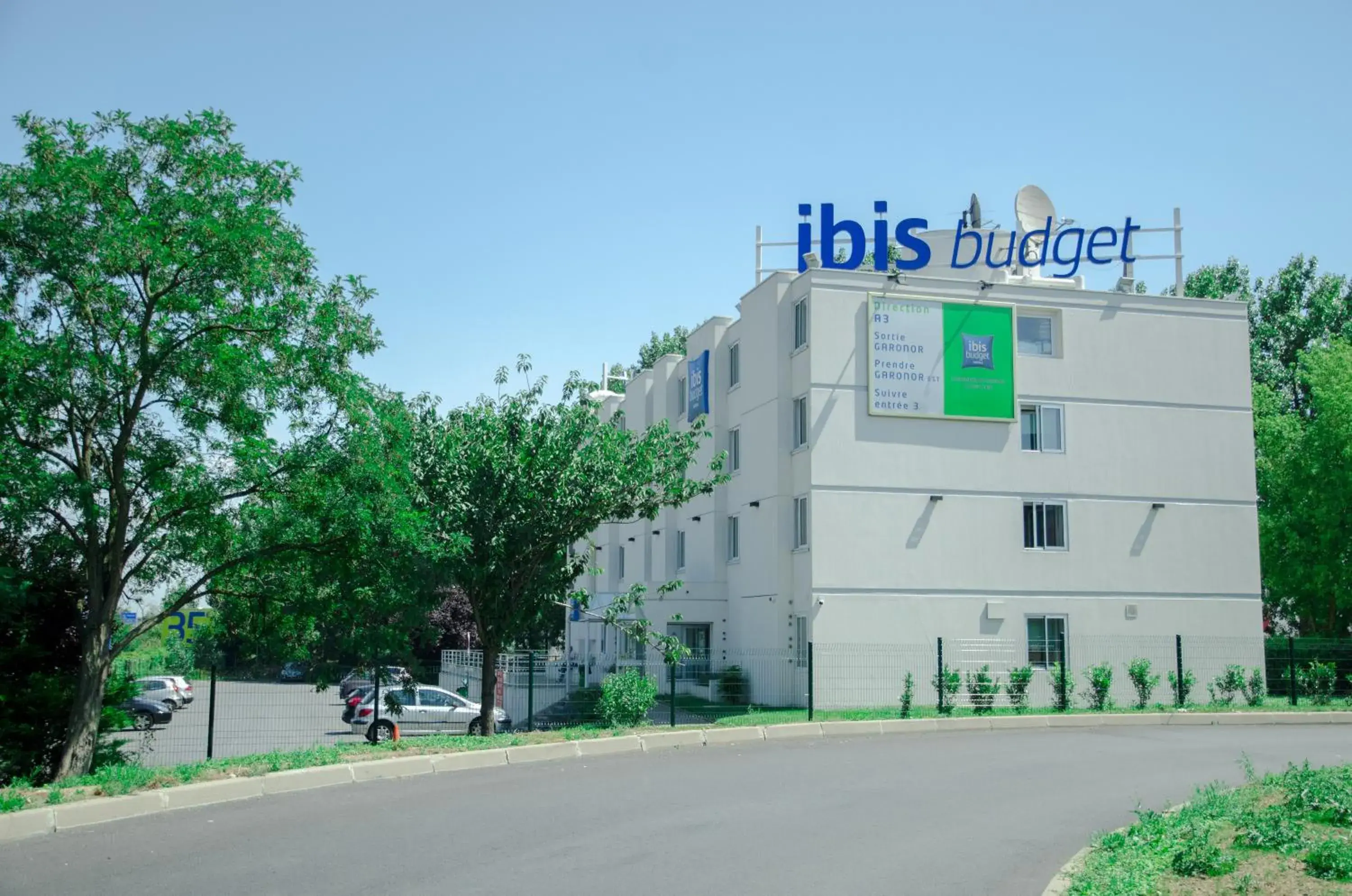 Facade/entrance in ibis budget Aeroport le Bourget Garonor Facade/entrance in ibis budget Aeroport le Bourget Garonor