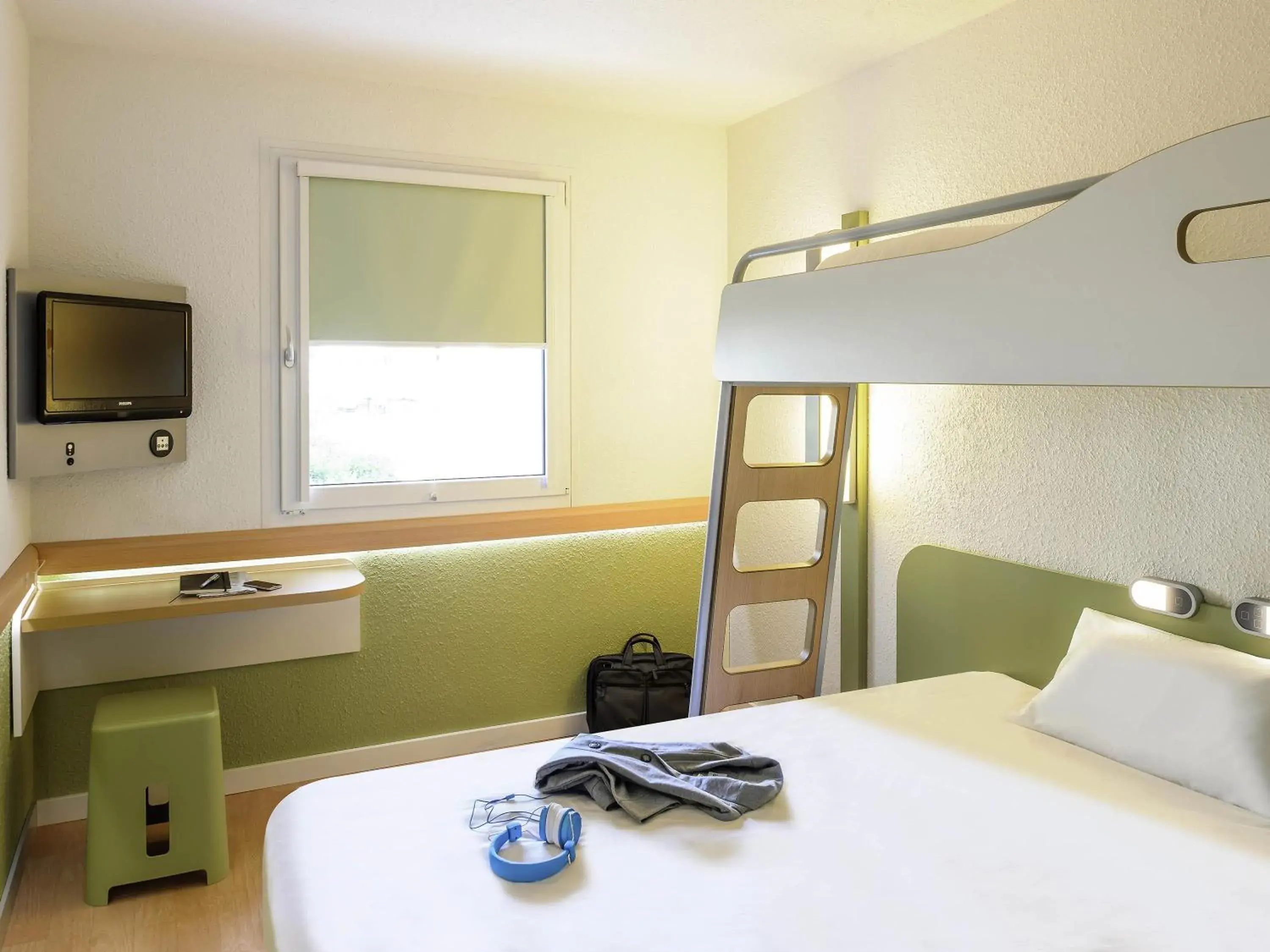 Bedroom, Bed in ibis budget Aeroport le Bourget Garonor Bedroom, Bed in ibis budget Aeroport le Bourget Garonor
