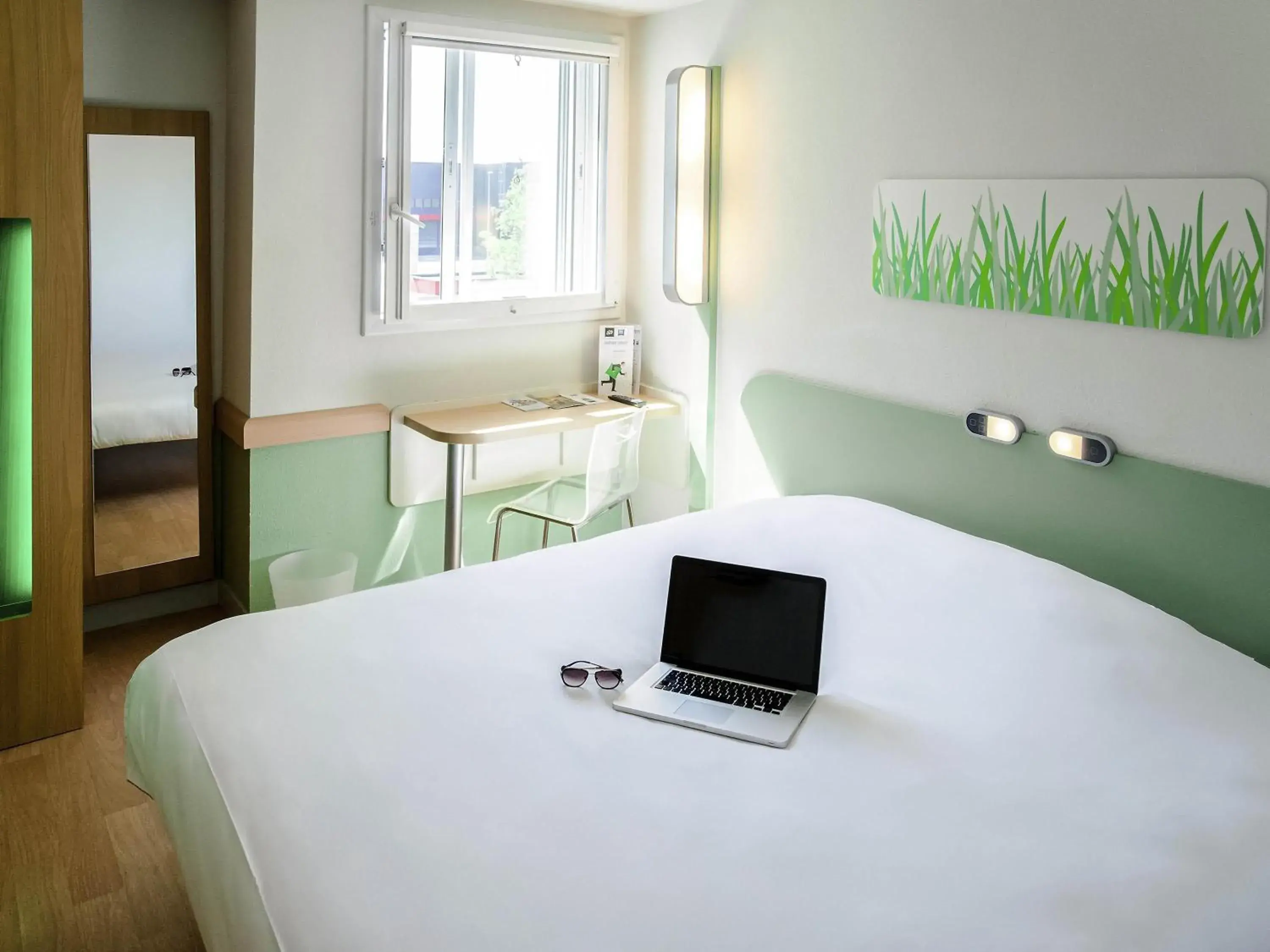 Bedroom, Bed in ibis budget Aeroport le Bourget Garonor Bedroom, Bed in ibis budget Aeroport le Bourget Garonor