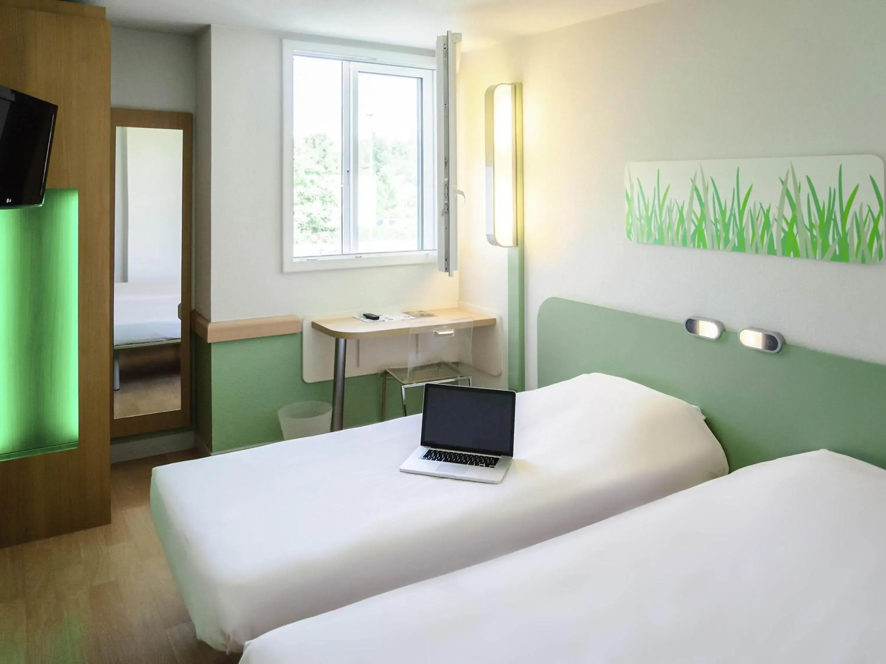Bedroom, Bed in ibis budget Aeroport le Bourget Garonor Bedroom, Bed in ibis budget Aeroport le Bourget Garonor