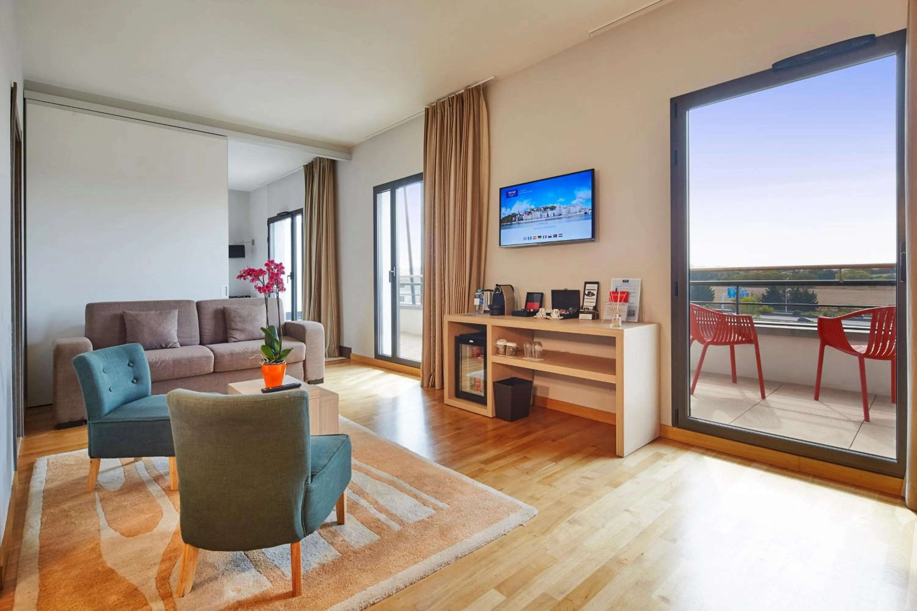 TV and multimedia in Kyriad Prestige Lyon Est - Saint Priest Eurexpo Hotel and SPA