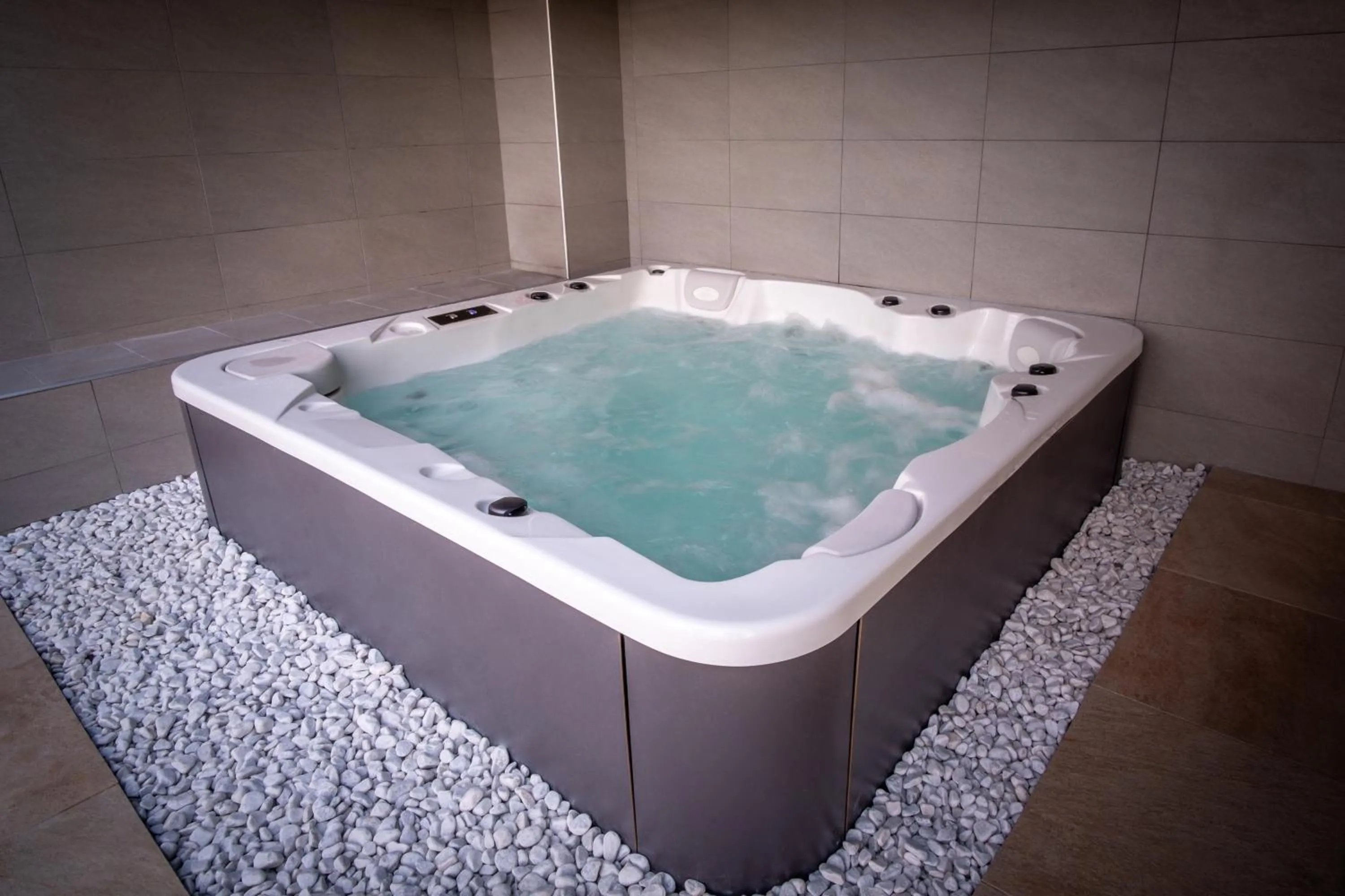 Hot Tub in Kyriad Prestige Lyon Est - Saint Priest Eurexpo Hotel and SPA