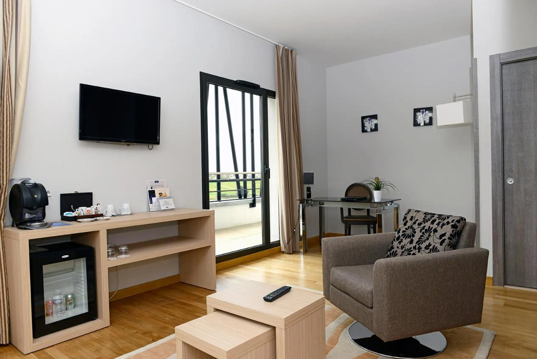 TV and multimedia in Kyriad Prestige Lyon Est - Saint Priest Eurexpo Hotel and SPA