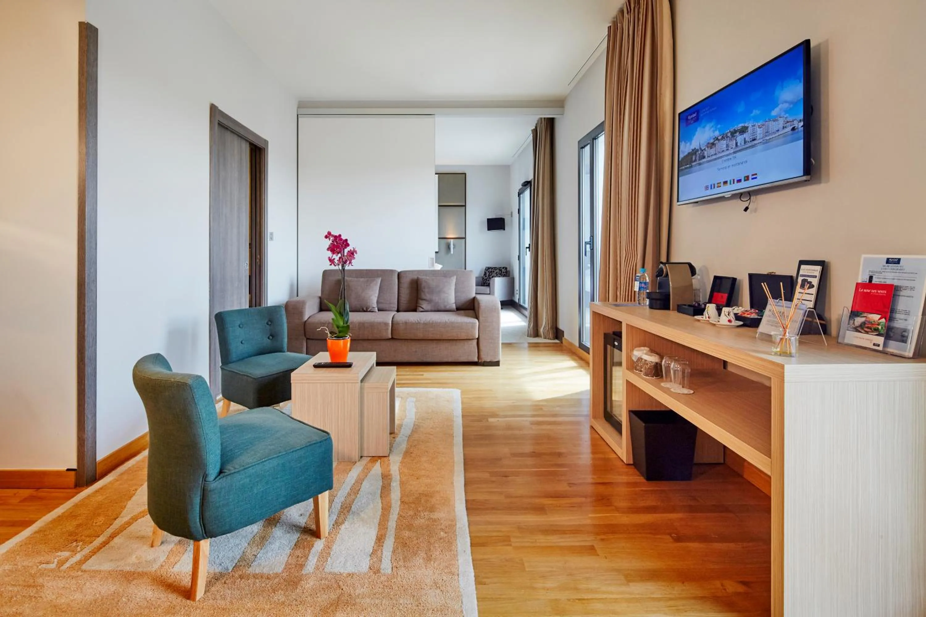 Communal lounge/ TV room in Kyriad Prestige Lyon Est - Saint Priest Eurexpo Hotel and SPA