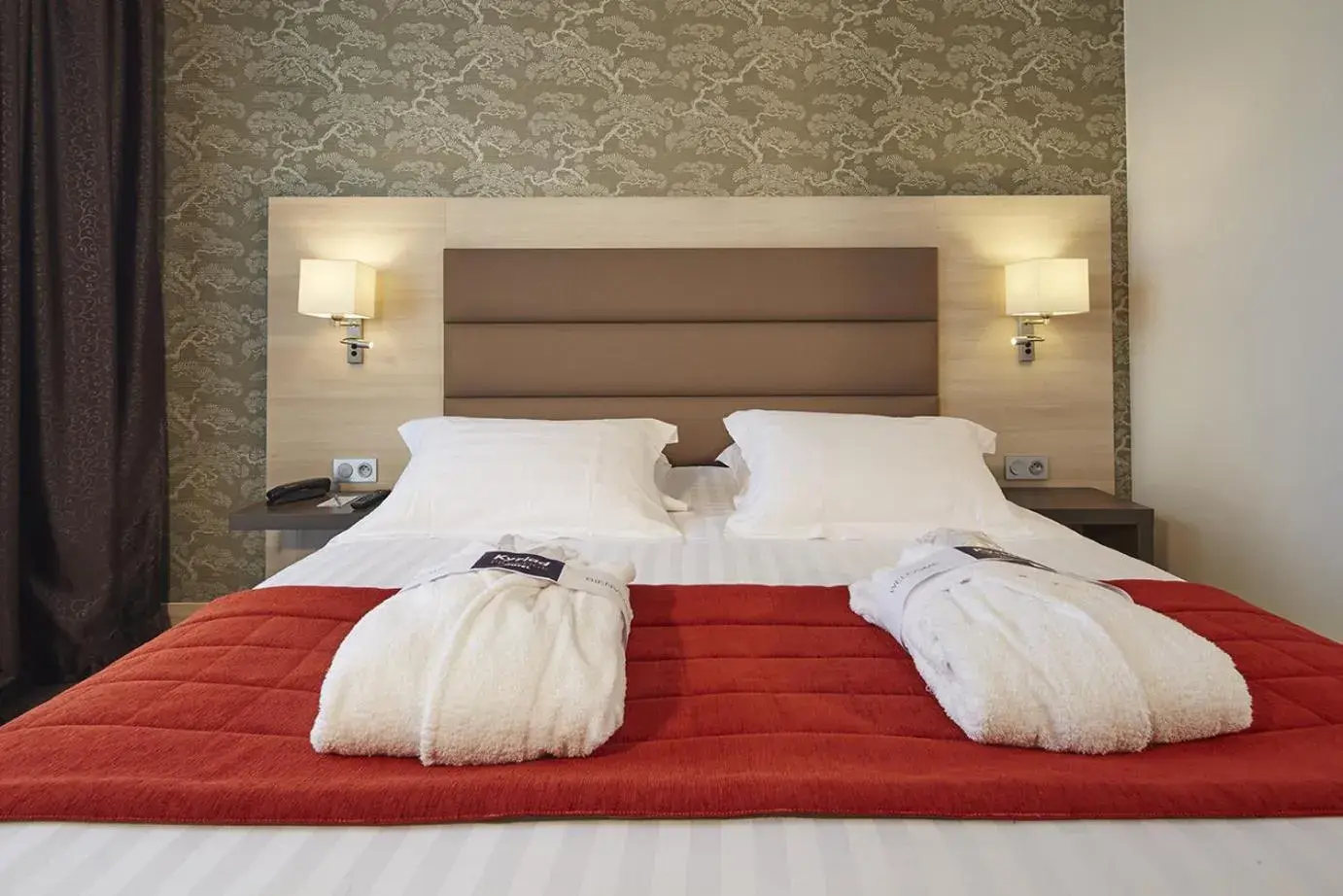 Photo of the whole room, Bed in Kyriad Prestige Lyon Est - Saint Priest Eurexpo Hotel and SPA Photo of the whole room, Bed in Kyriad Prestige Lyon Est - Saint Priest Eurexpo Hotel and SPA