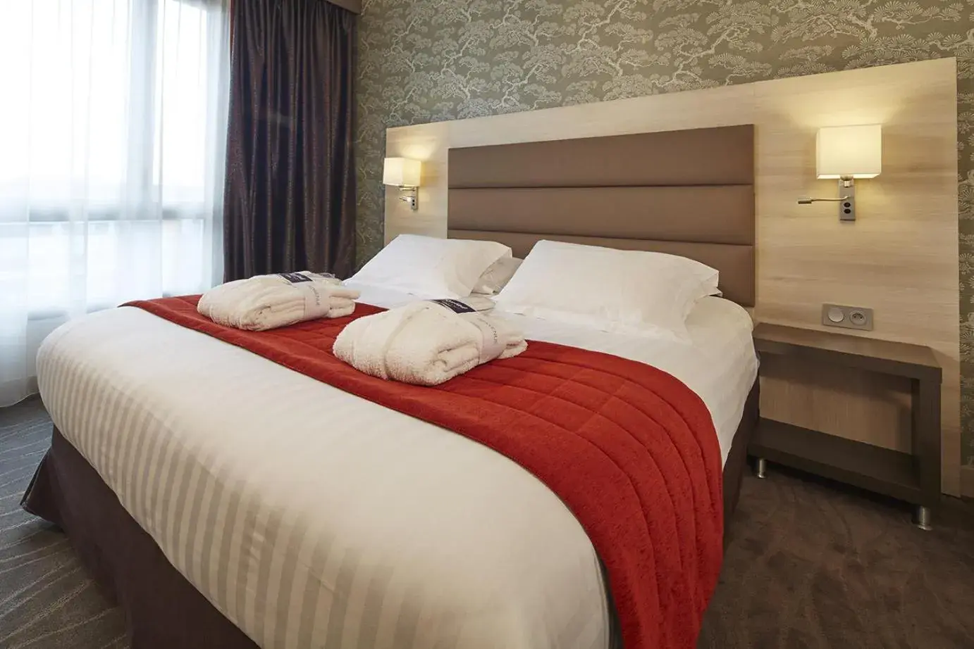 Photo of the whole room, Bed in Kyriad Prestige Lyon Est - Saint Priest Eurexpo Hotel and SPA Photo of the whole room, Bed in Kyriad Prestige Lyon Est - Saint Priest Eurexpo Hotel and SPA