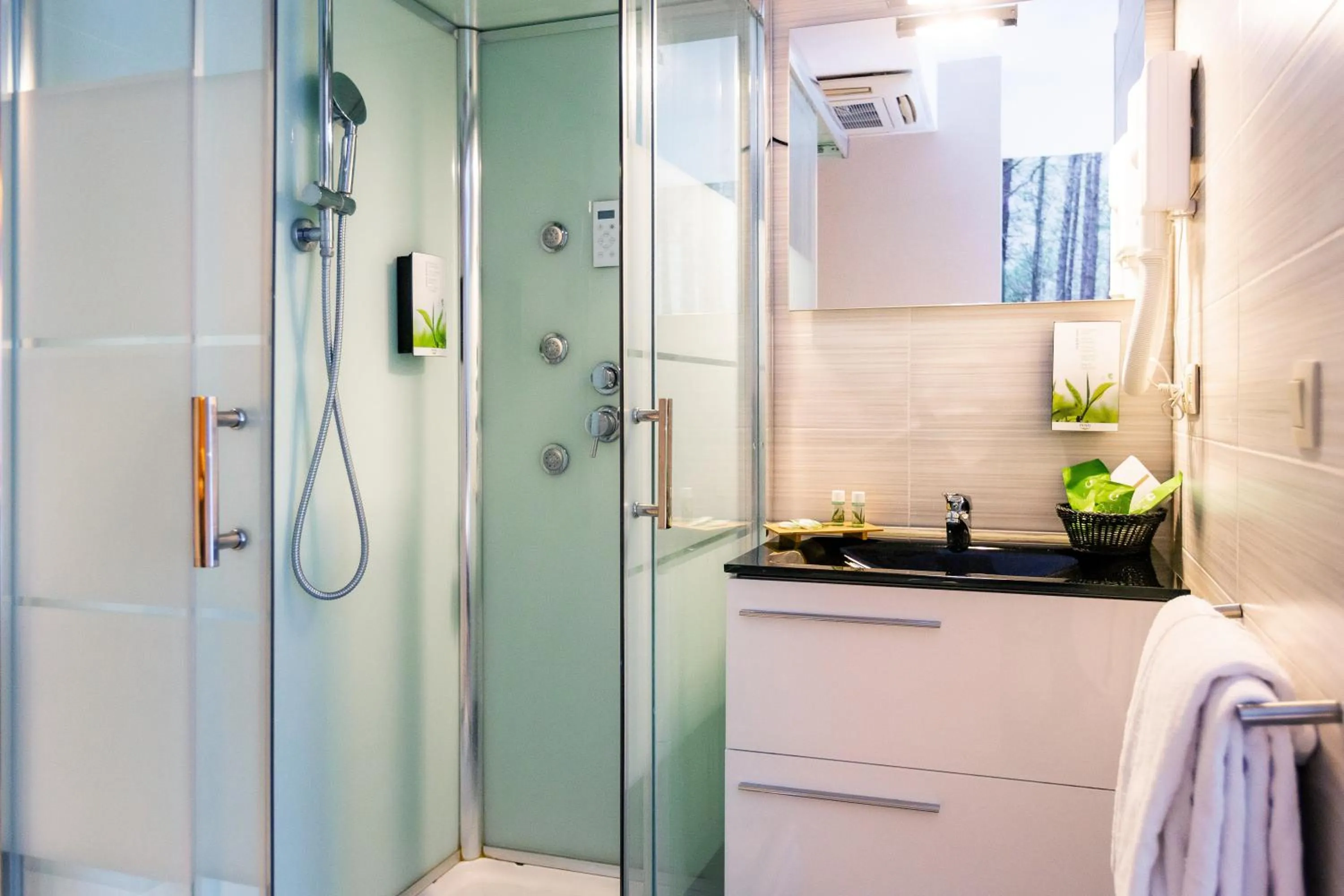 Bathroom in Utopia Hotel - Art & Nature Hotel