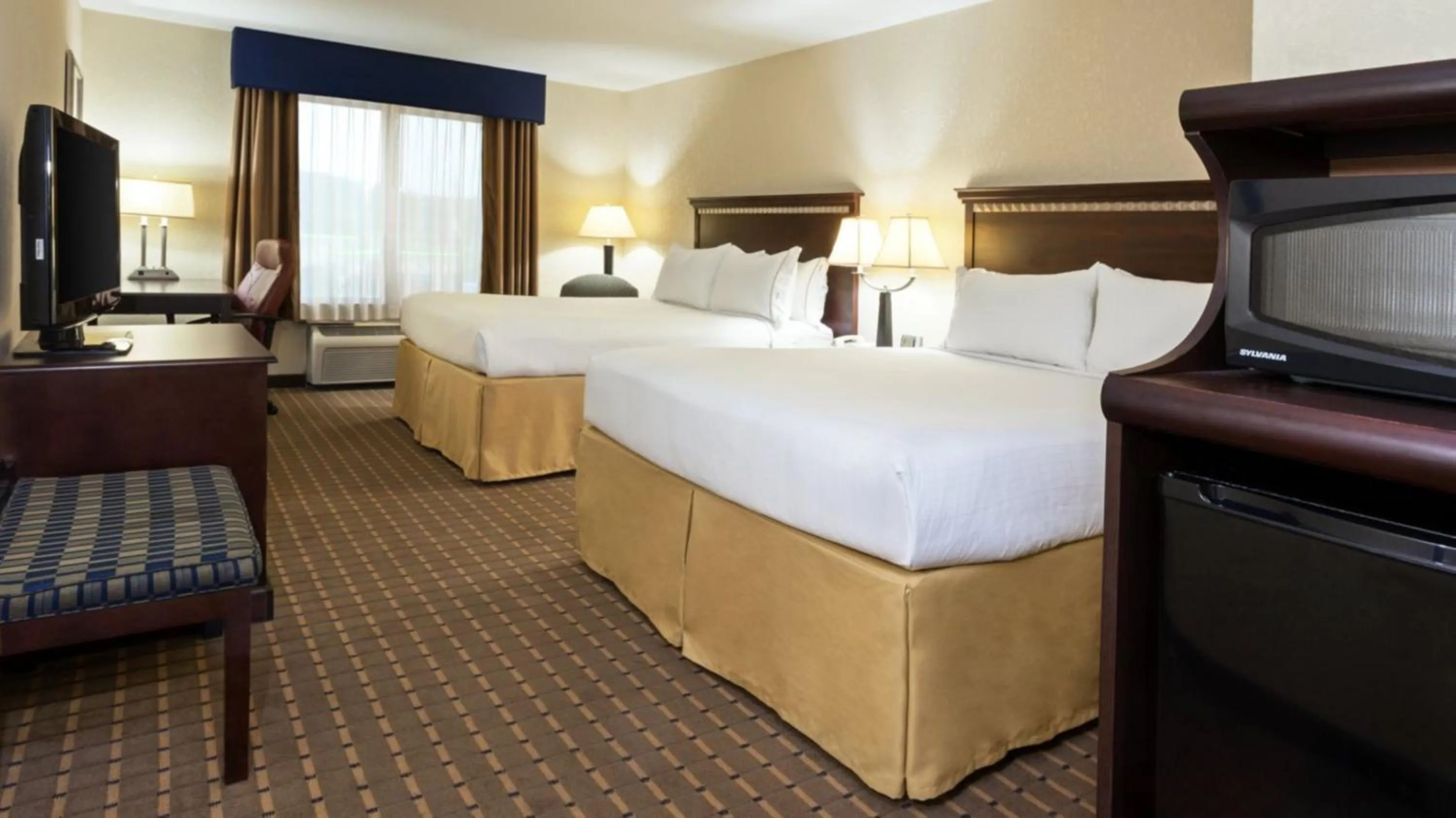 Photo of the whole room, Bed in Holiday Inn Express & Suites - Smithfield/Selma by IHG
