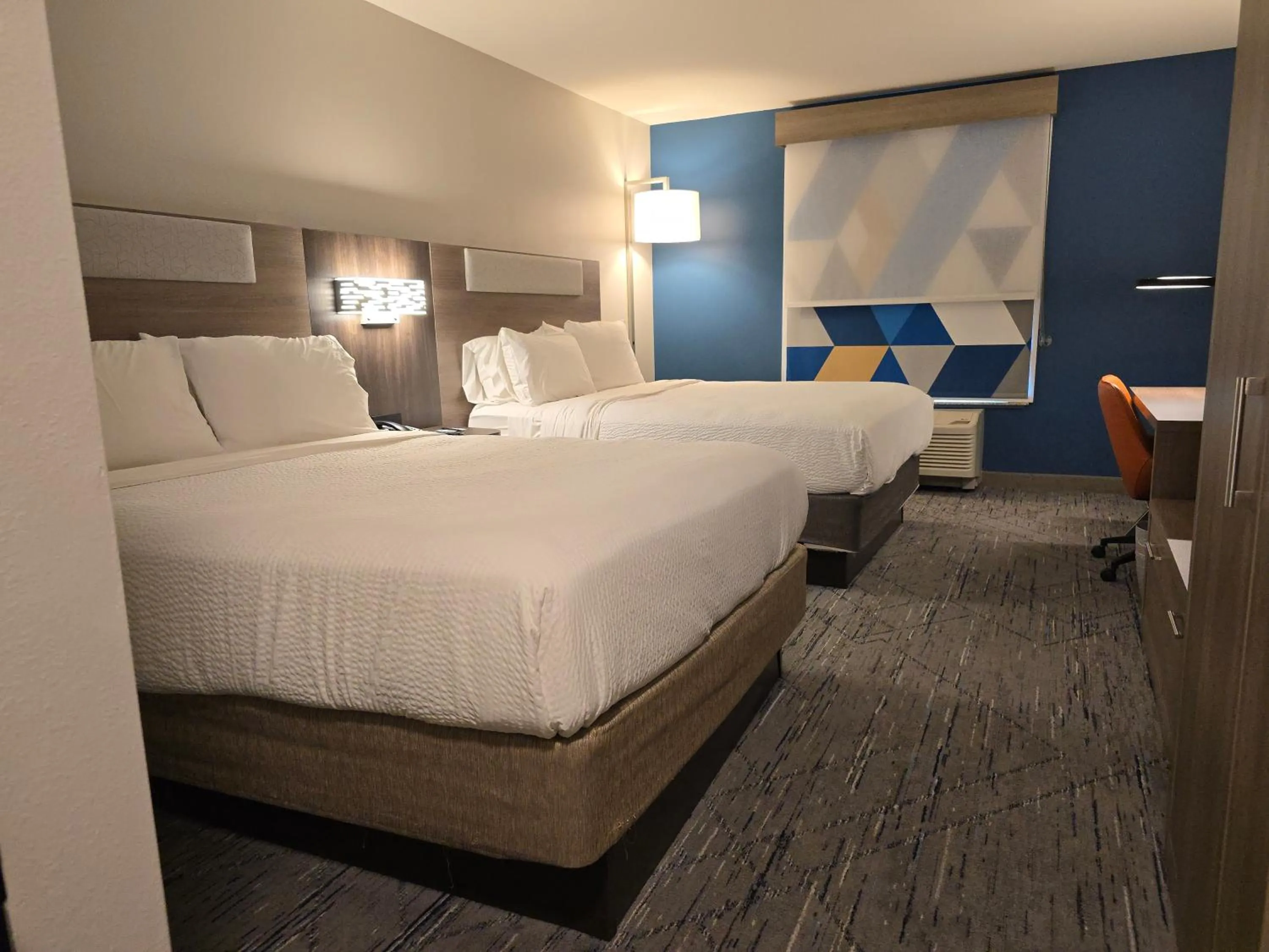 Bedroom, Bed in Holiday Inn Express & Suites - Smithfield/Selma by IHG
