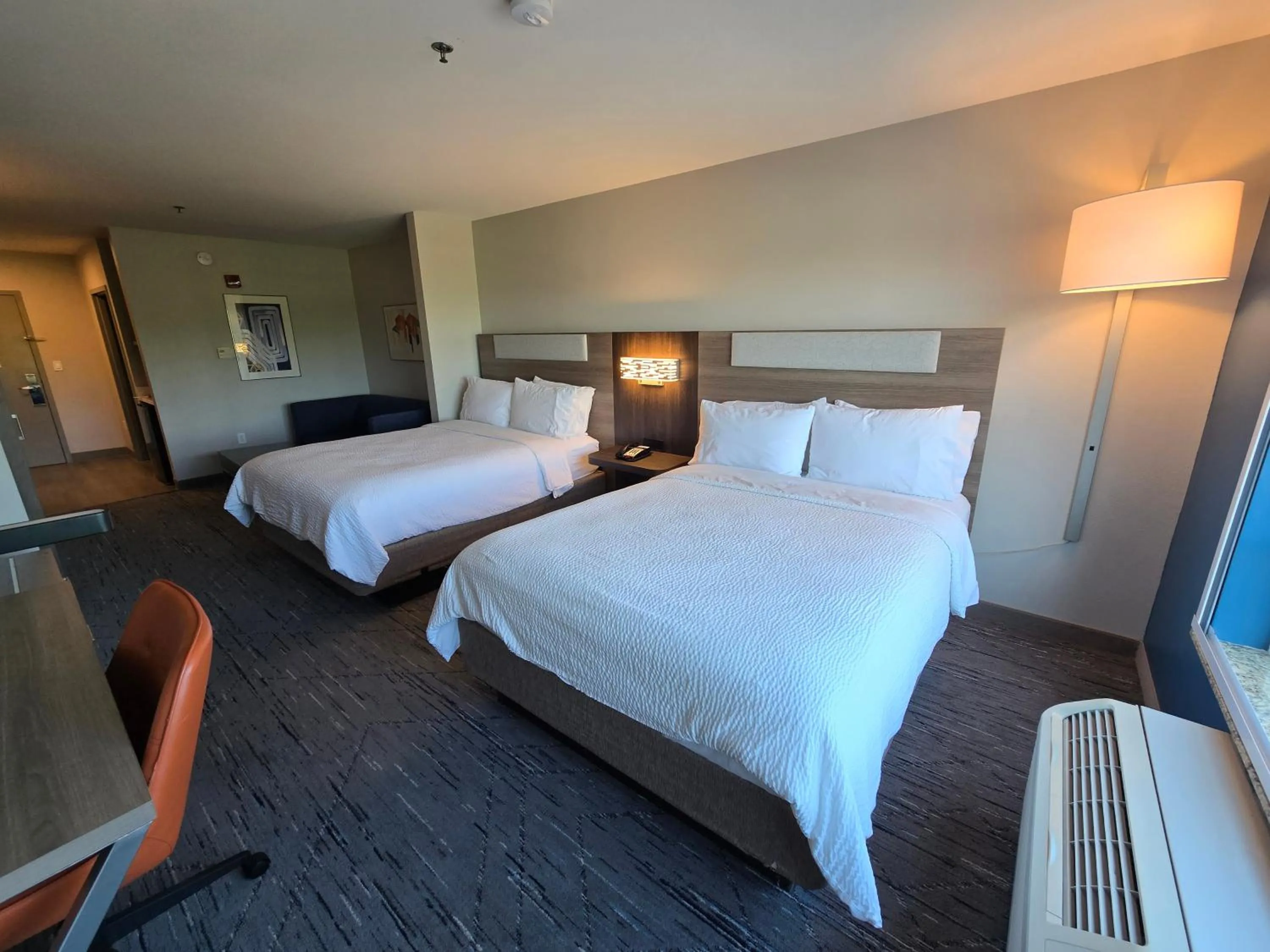 Bedroom, Bed in Holiday Inn Express & Suites - Smithfield/Selma by IHG