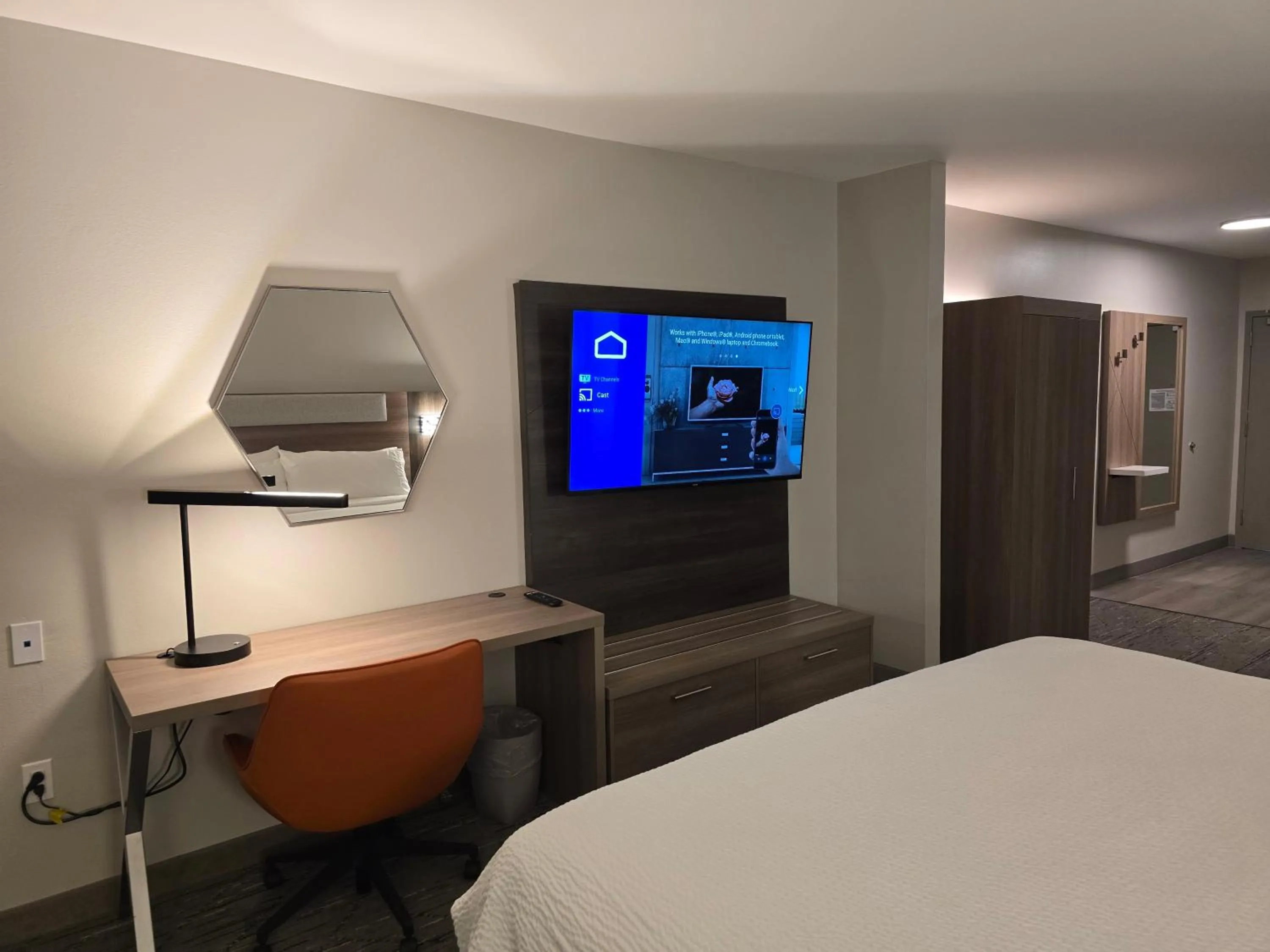 Bedroom, Bed in Holiday Inn Express & Suites - Smithfield/Selma by IHG
