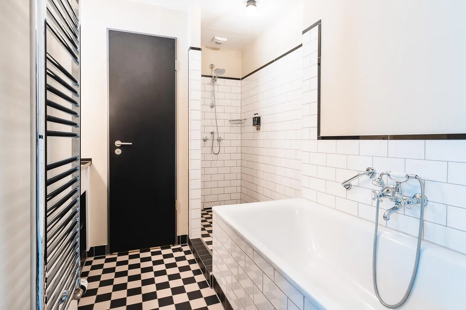 Shower in Henri Hotel Hamburg Downtown