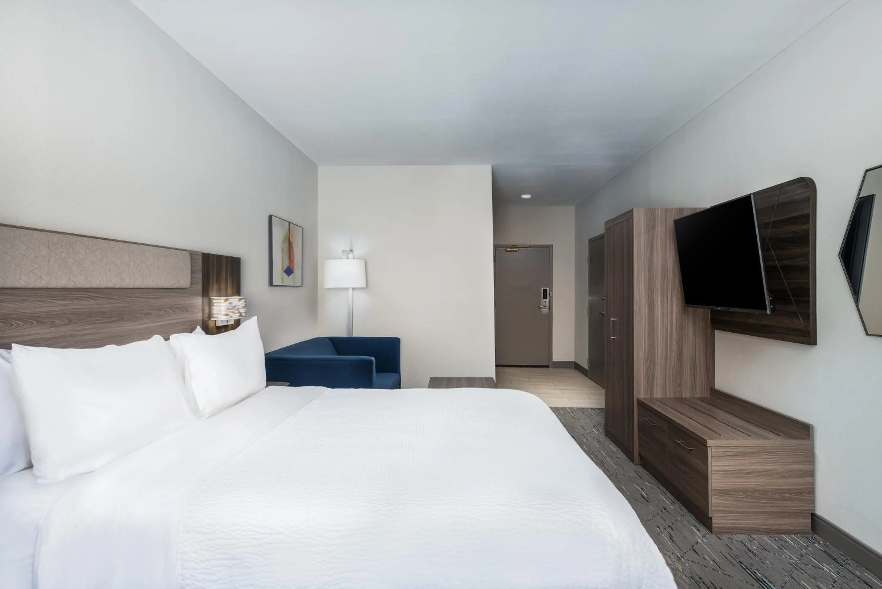 Photo of the whole room, Bed in Holiday Inn Express Atlanta West - Theme Park Area by IHG