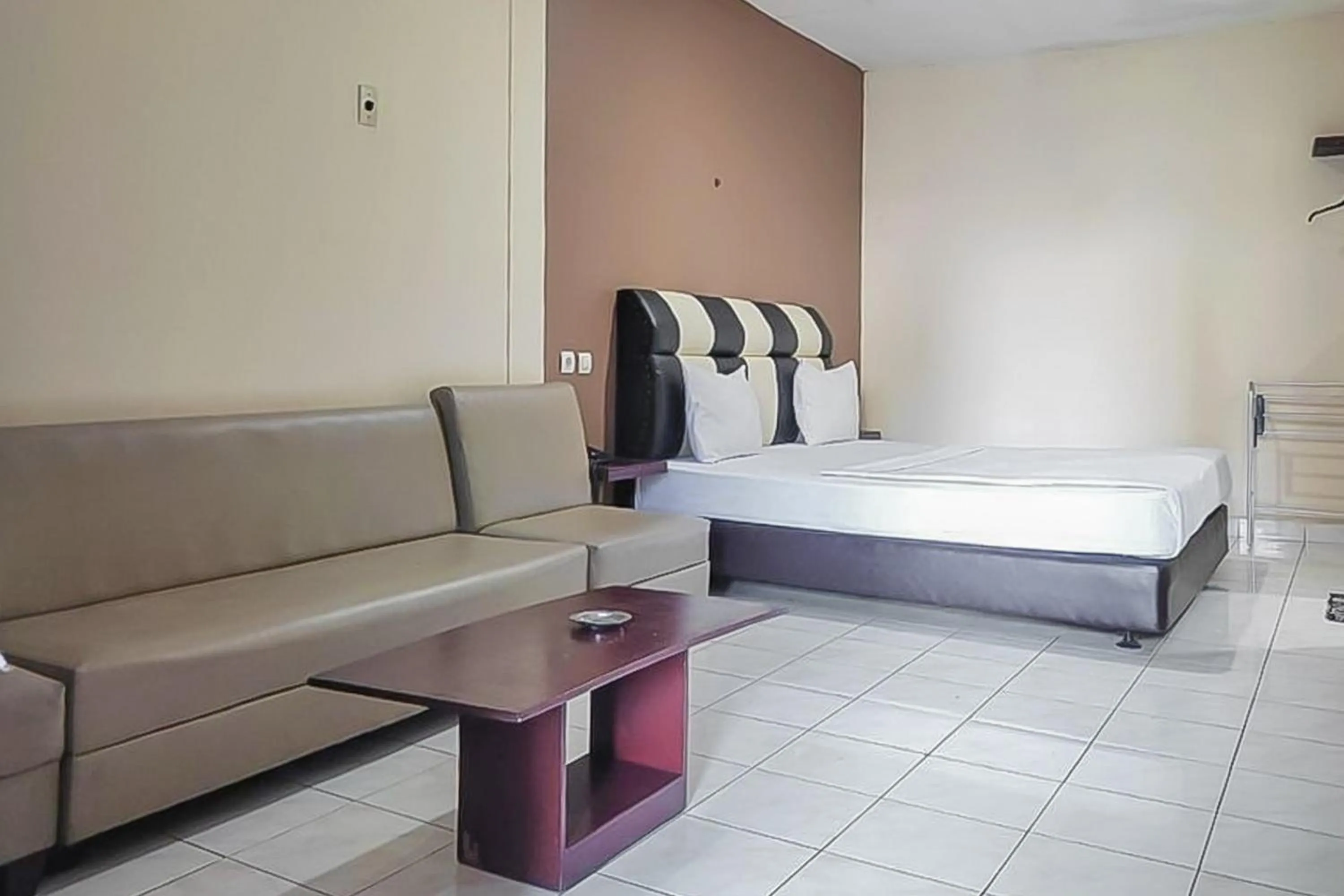 Bedroom, Bed in Fajar Indah Hotel Mitra RedDoorz