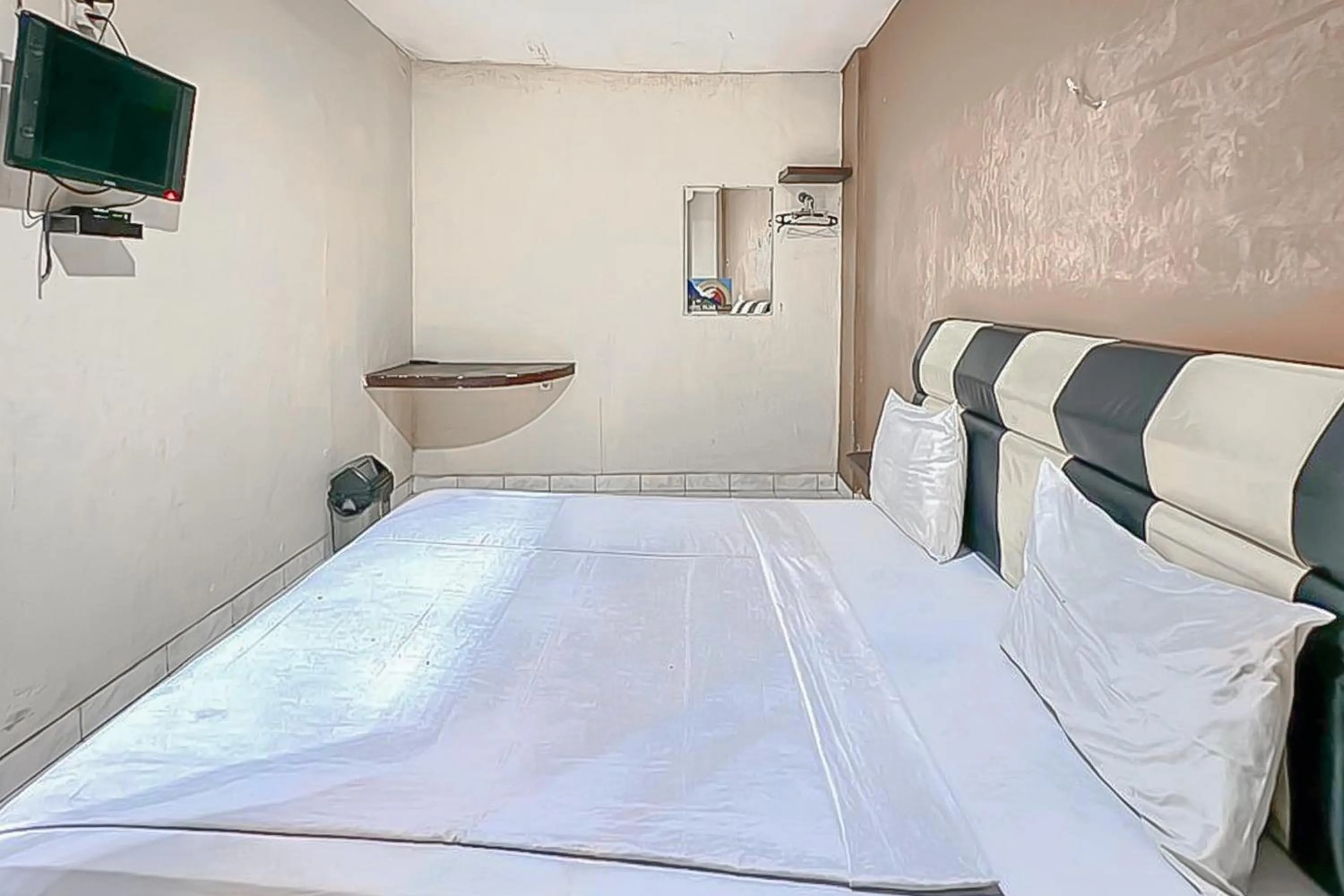 Bedroom, Bed in Fajar Indah Hotel Mitra RedDoorz