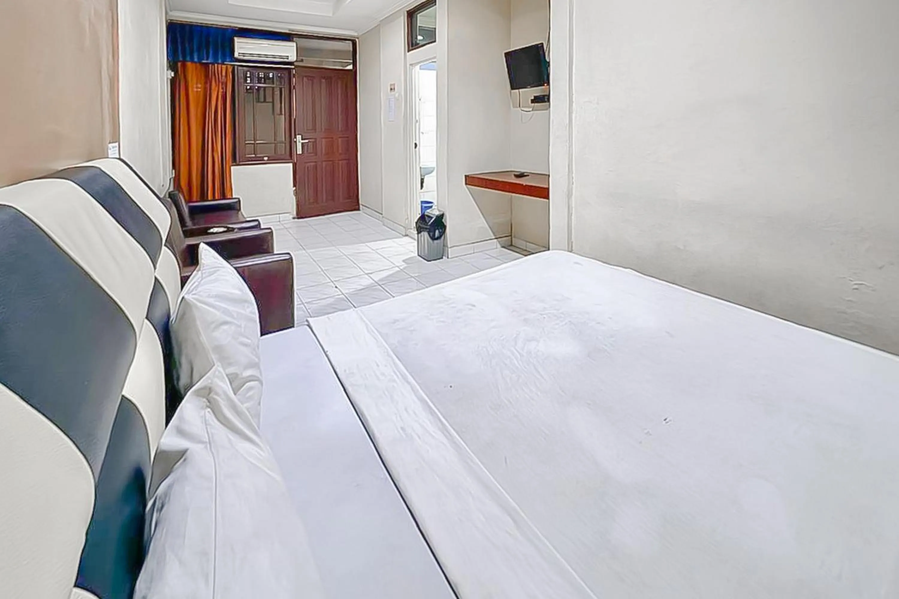Bedroom, Bed in Fajar Indah Hotel Mitra RedDoorz