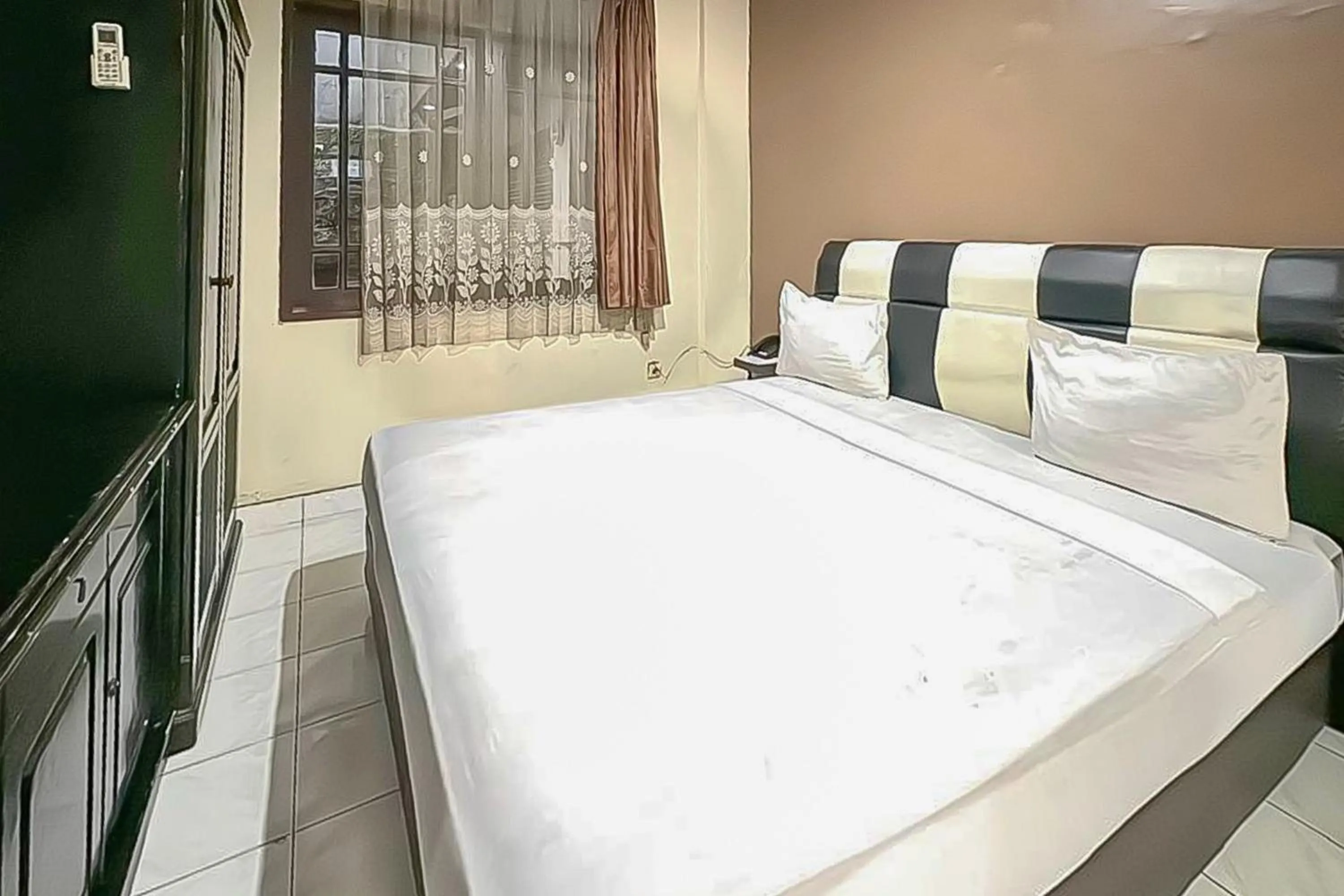 Bedroom, Bed in Fajar Indah Hotel Mitra RedDoorz