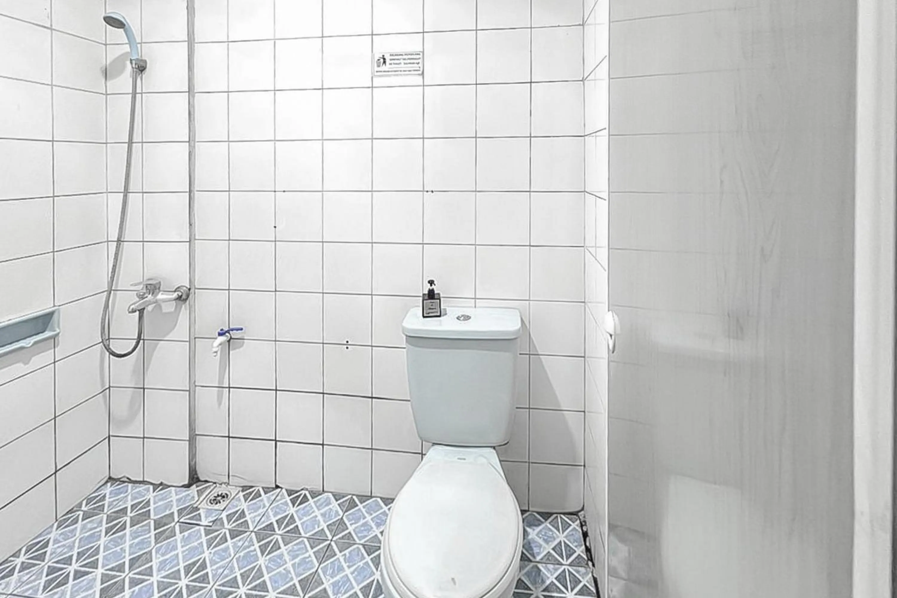 Bathroom in Fajar Indah Hotel Mitra RedDoorz