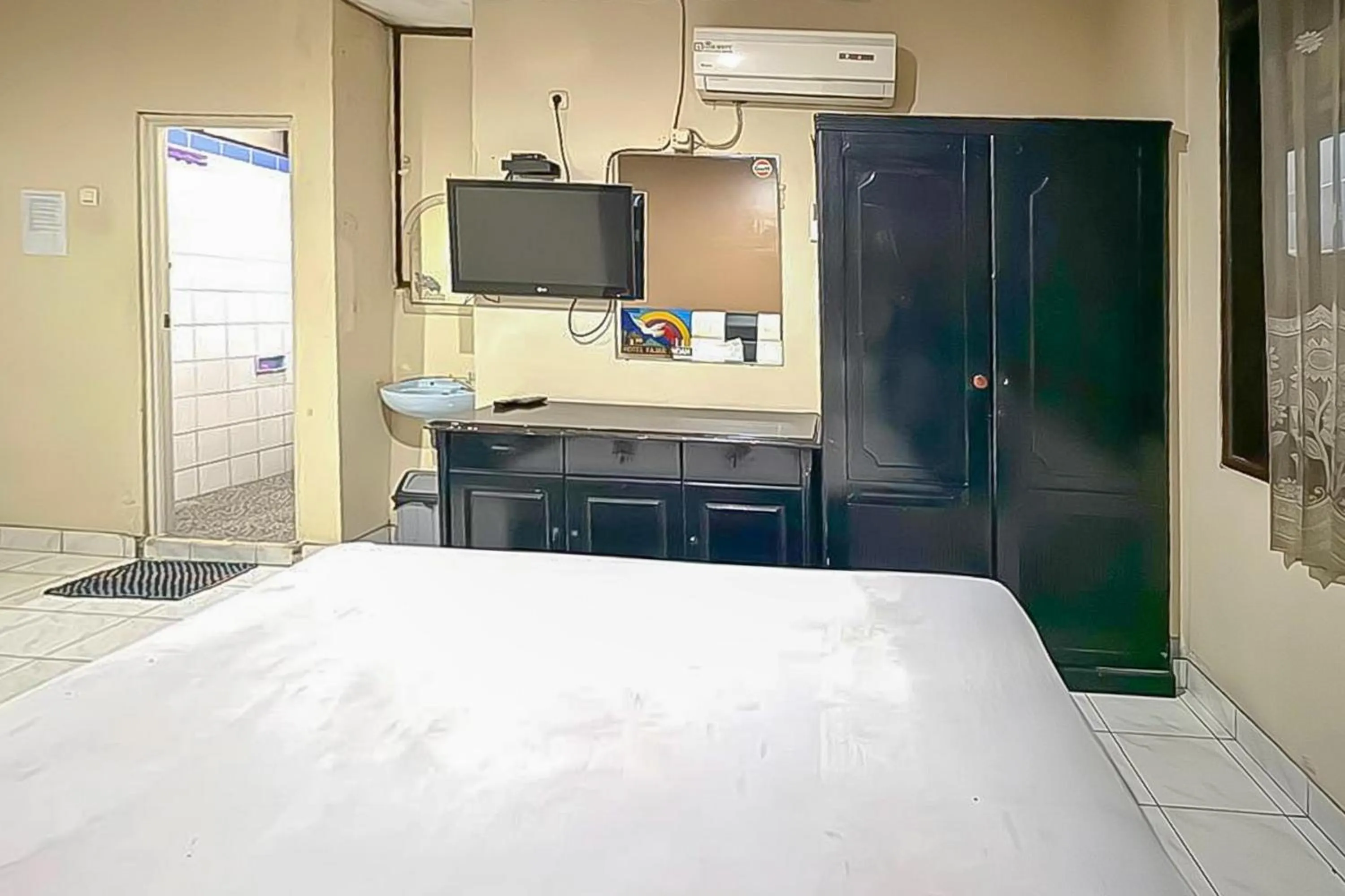 Bedroom, Bed in Fajar Indah Hotel Mitra RedDoorz