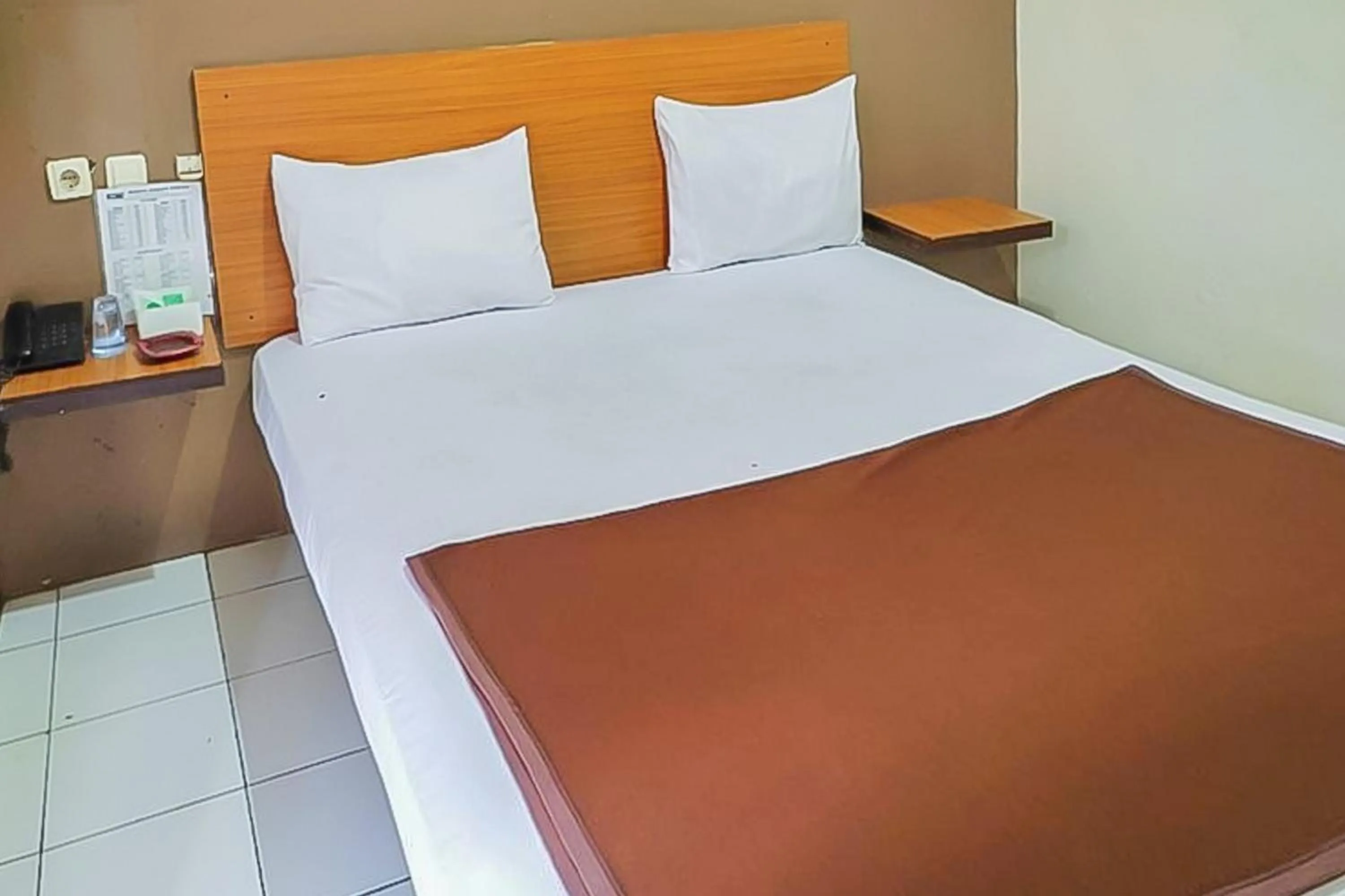 Bedroom, Bed in Fajar Indah Hotel Mitra RedDoorz