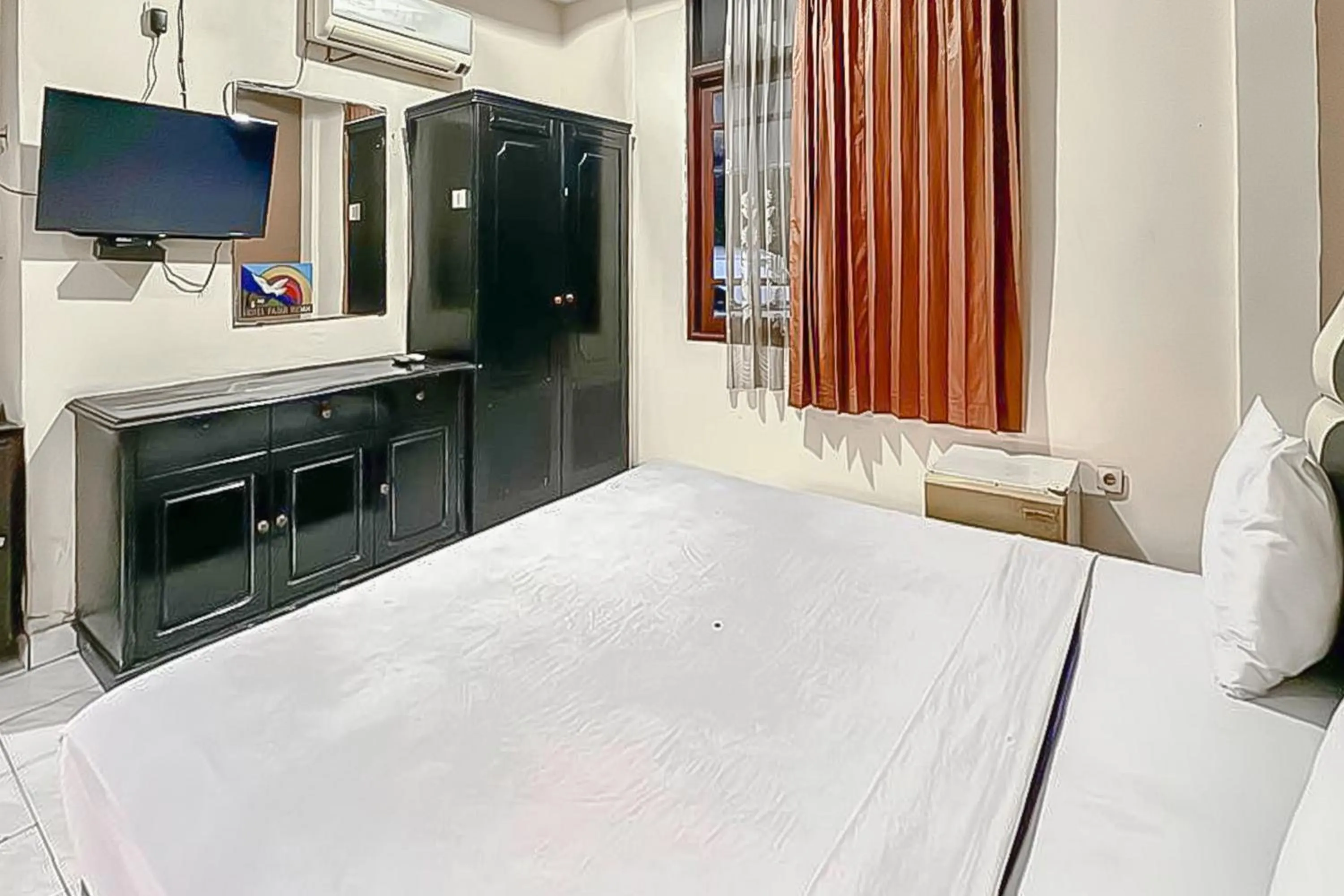Bedroom, Bed in Fajar Indah Hotel Mitra RedDoorz