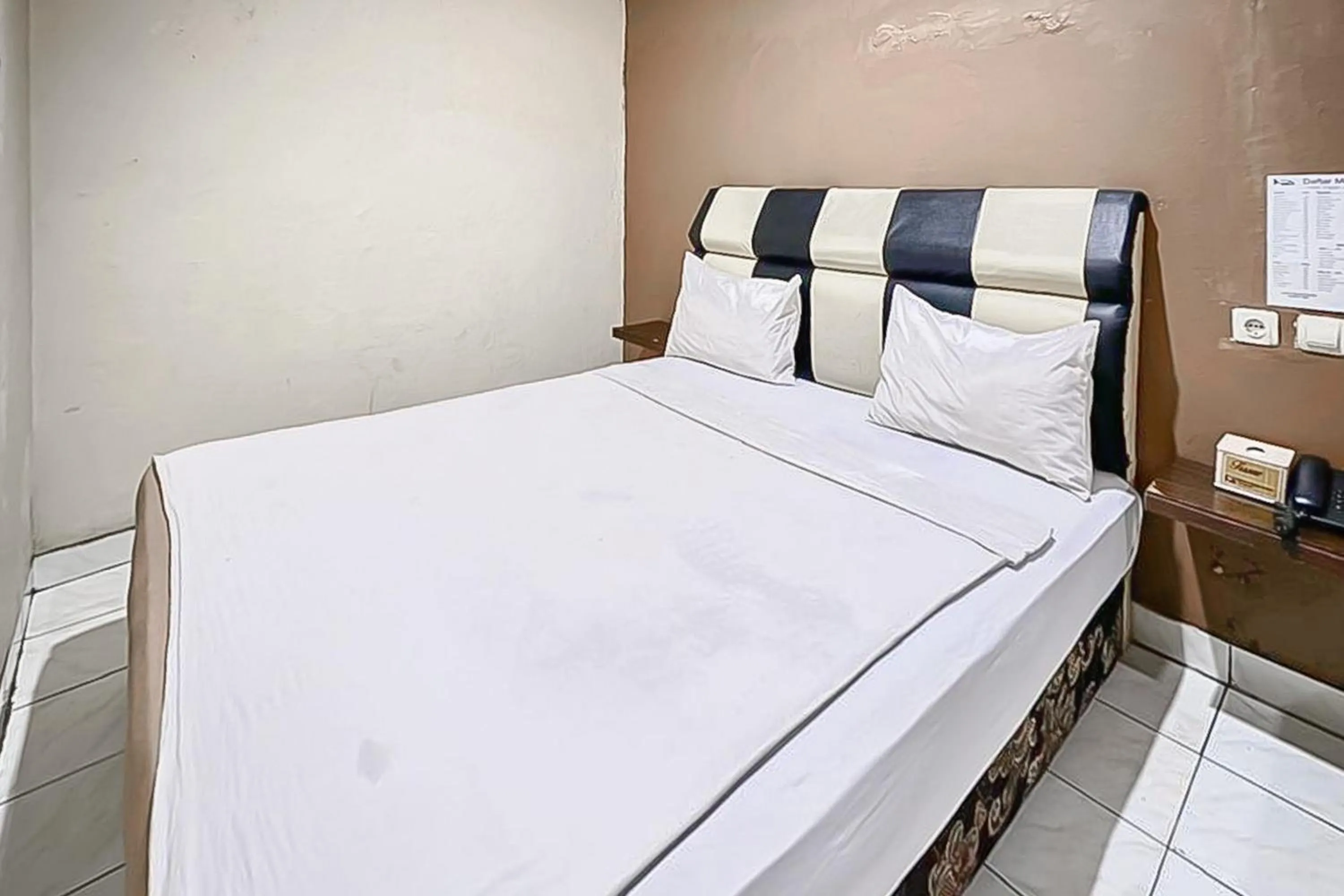 Bedroom, Bed in Fajar Indah Hotel Mitra RedDoorz