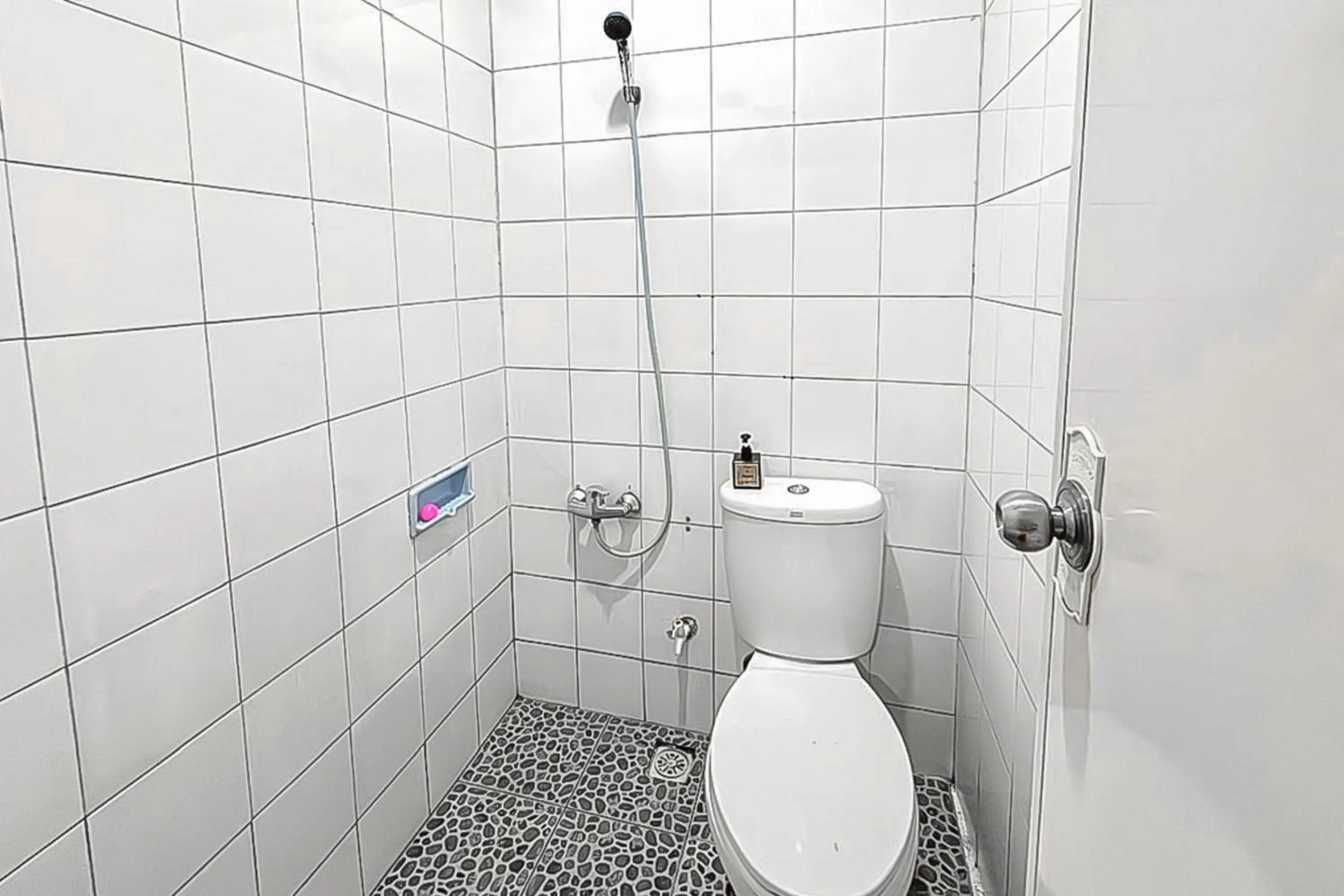 Bathroom in Fajar Indah Hotel Mitra RedDoorz