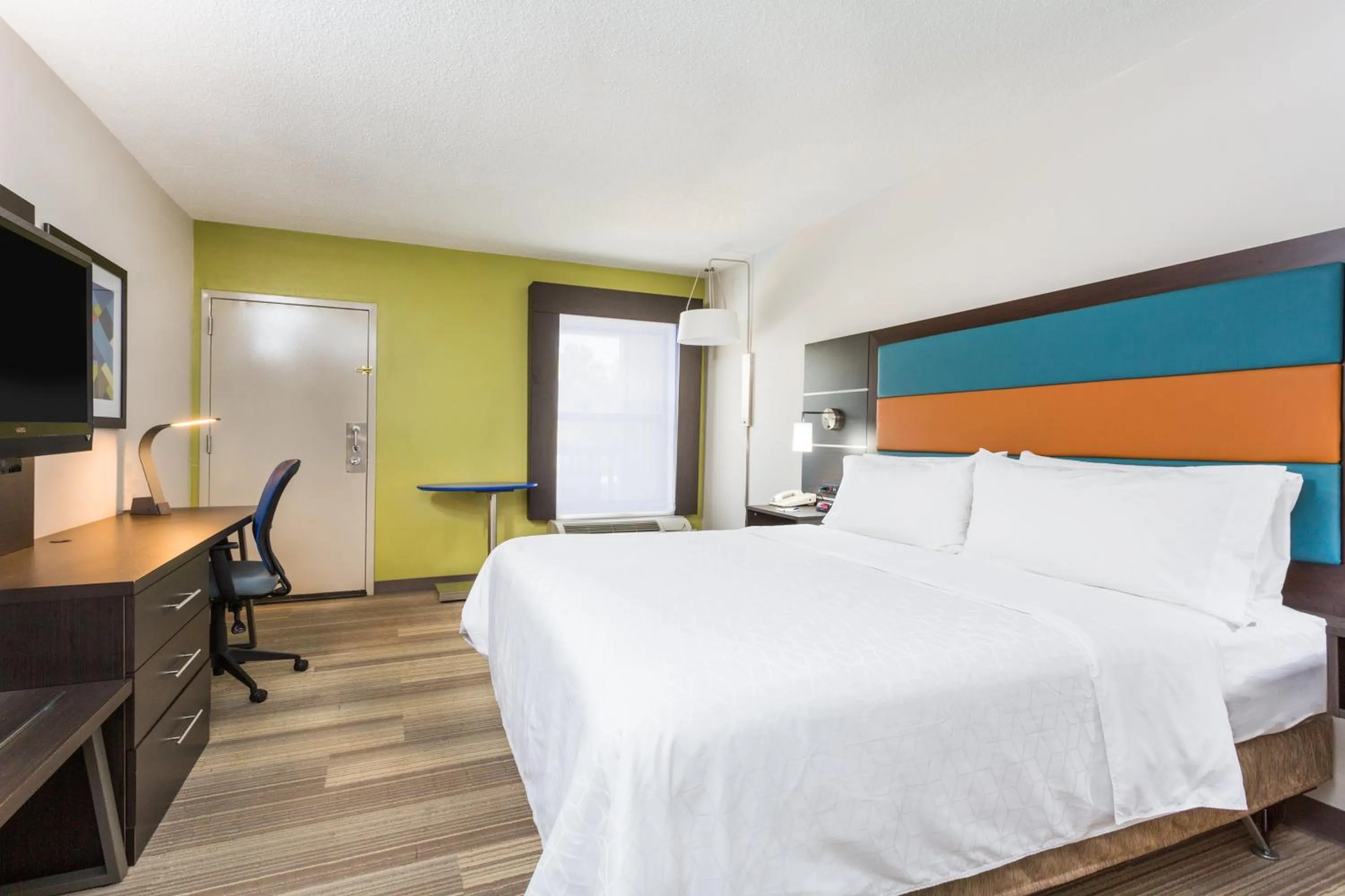 Photo of the whole room, Bed in Holiday Inn Express - Plymouth by IHG