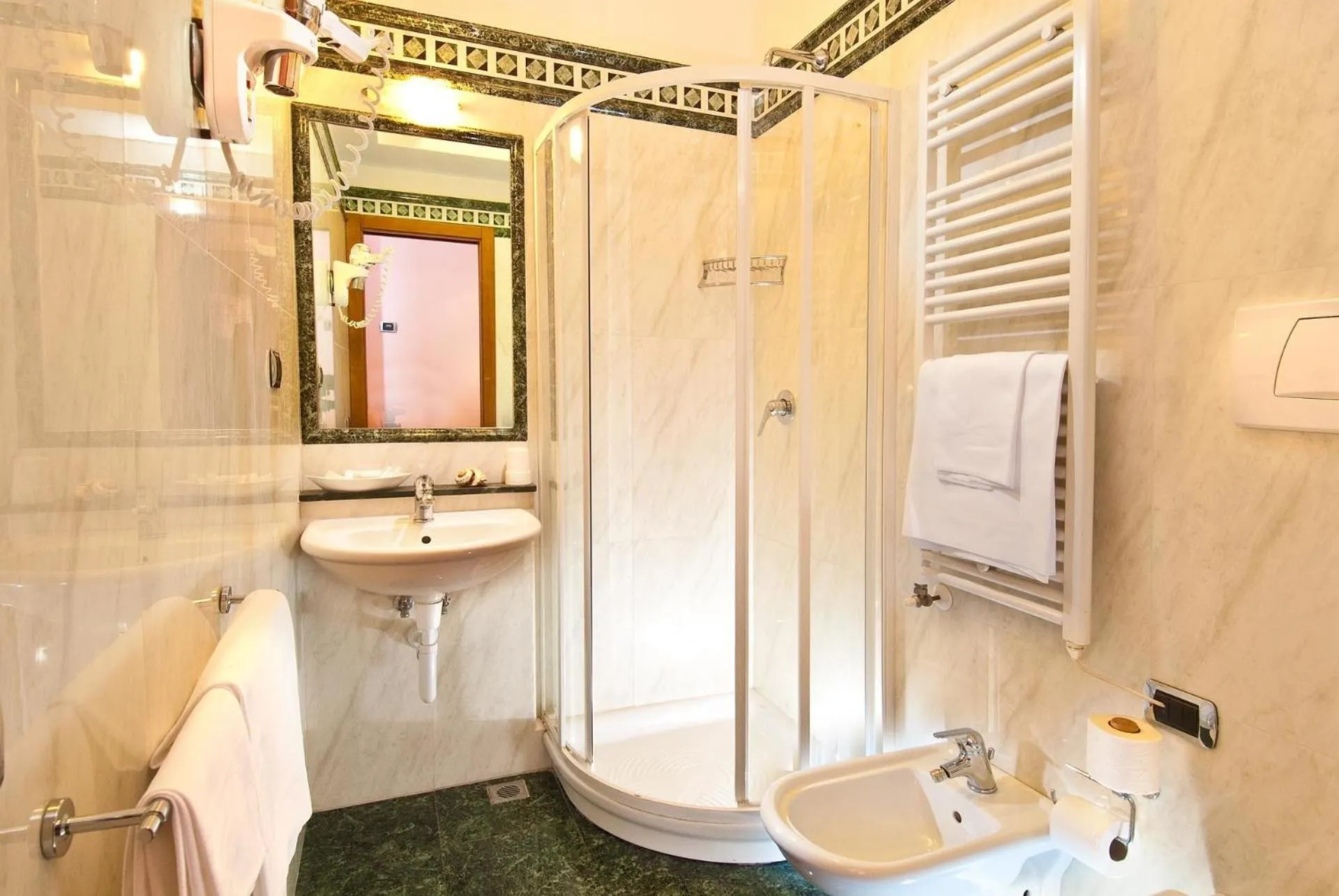 Bathroom in Hotel Le Querce