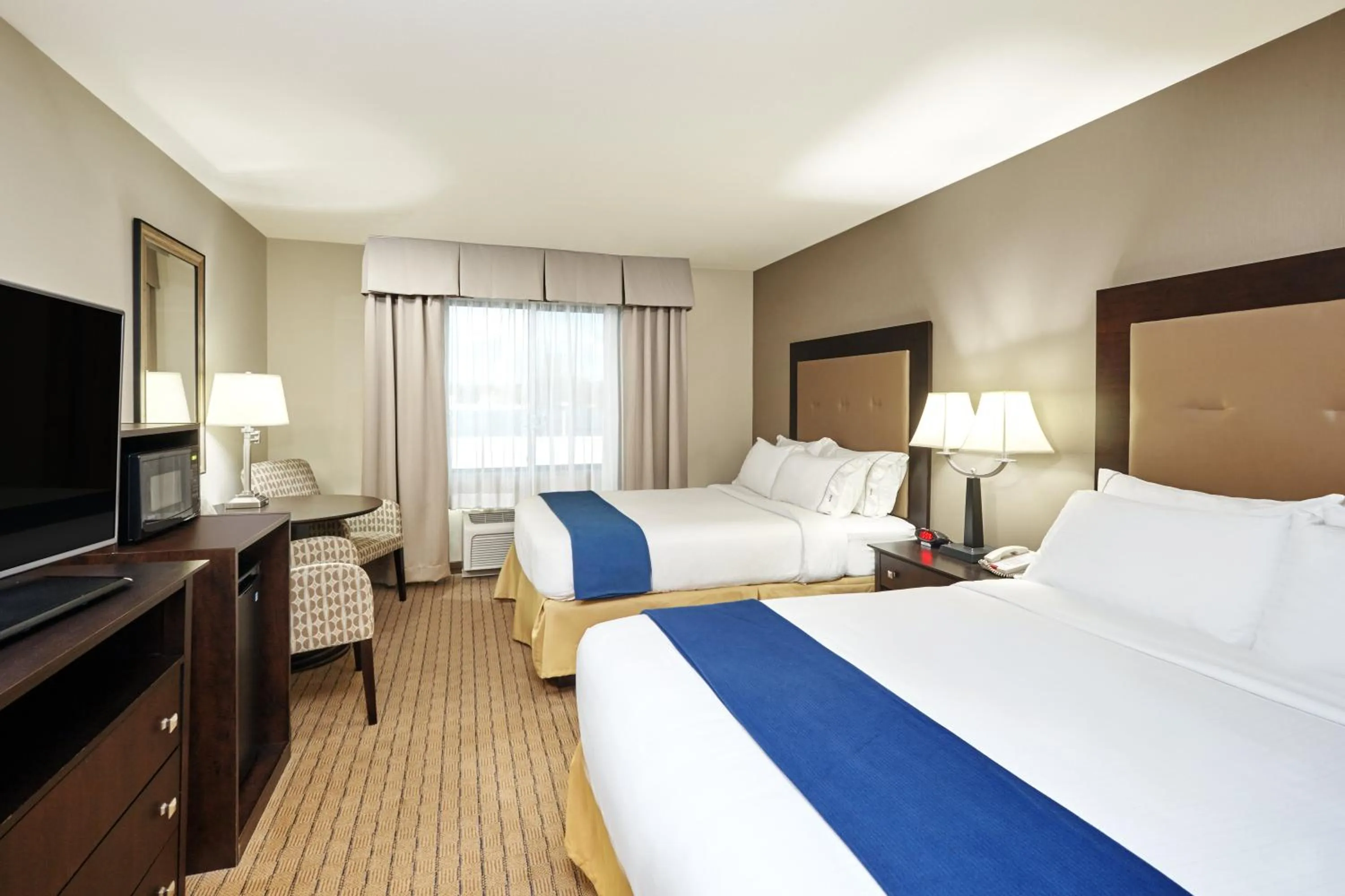 Photo of the whole room, Bed in Holiday Inn Express & Suites Madison-Verona by IHG
