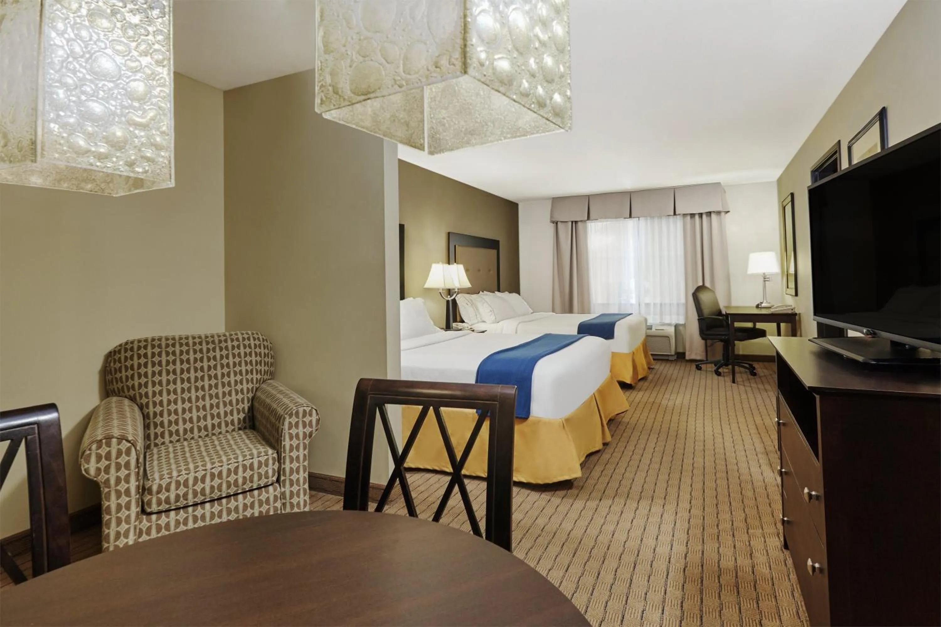 Photo of the whole room, Bed in Holiday Inn Express & Suites Madison-Verona by IHG