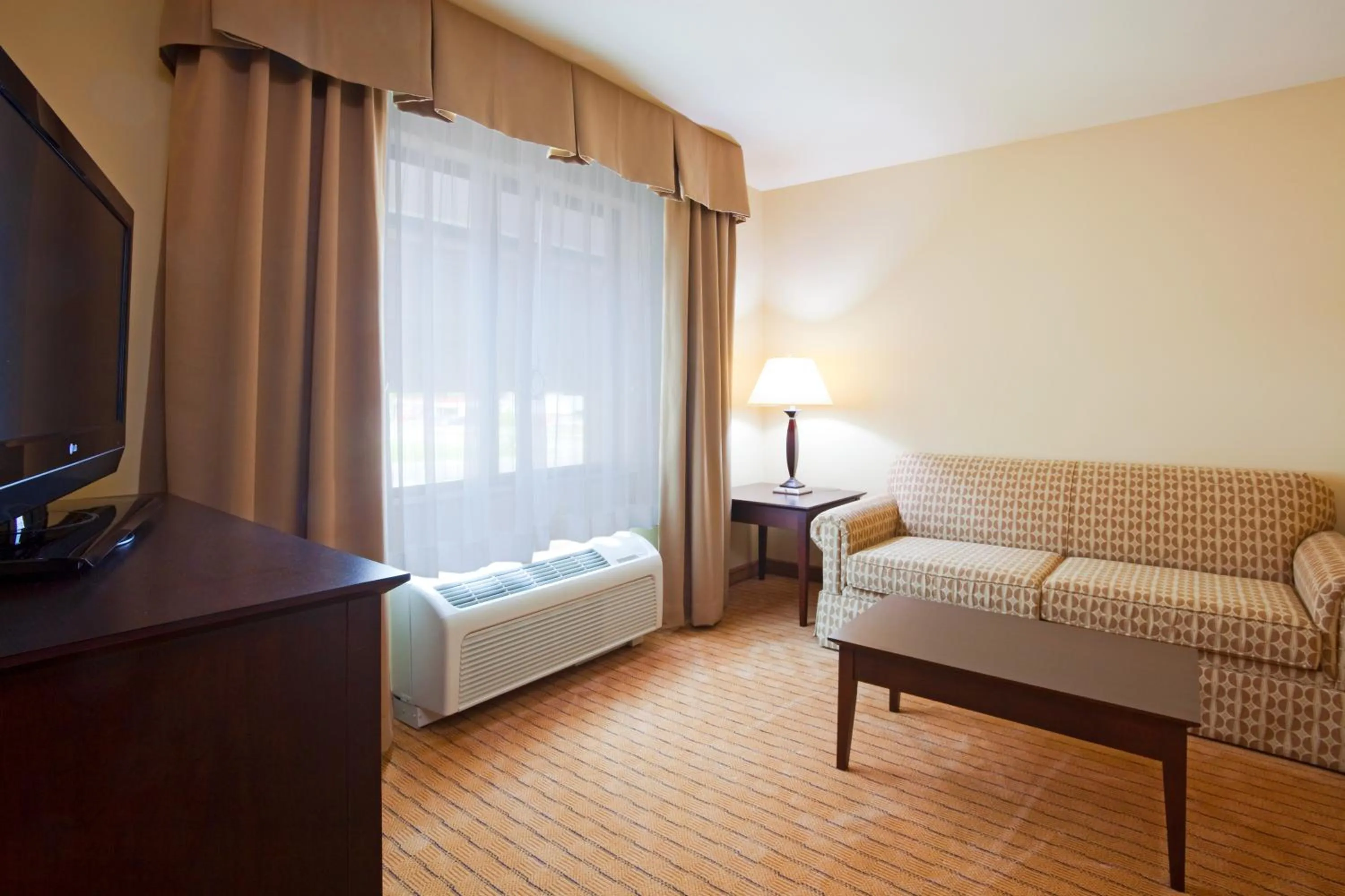 Living room, Bed in Holiday Inn Express & Suites Madison-Verona by IHG