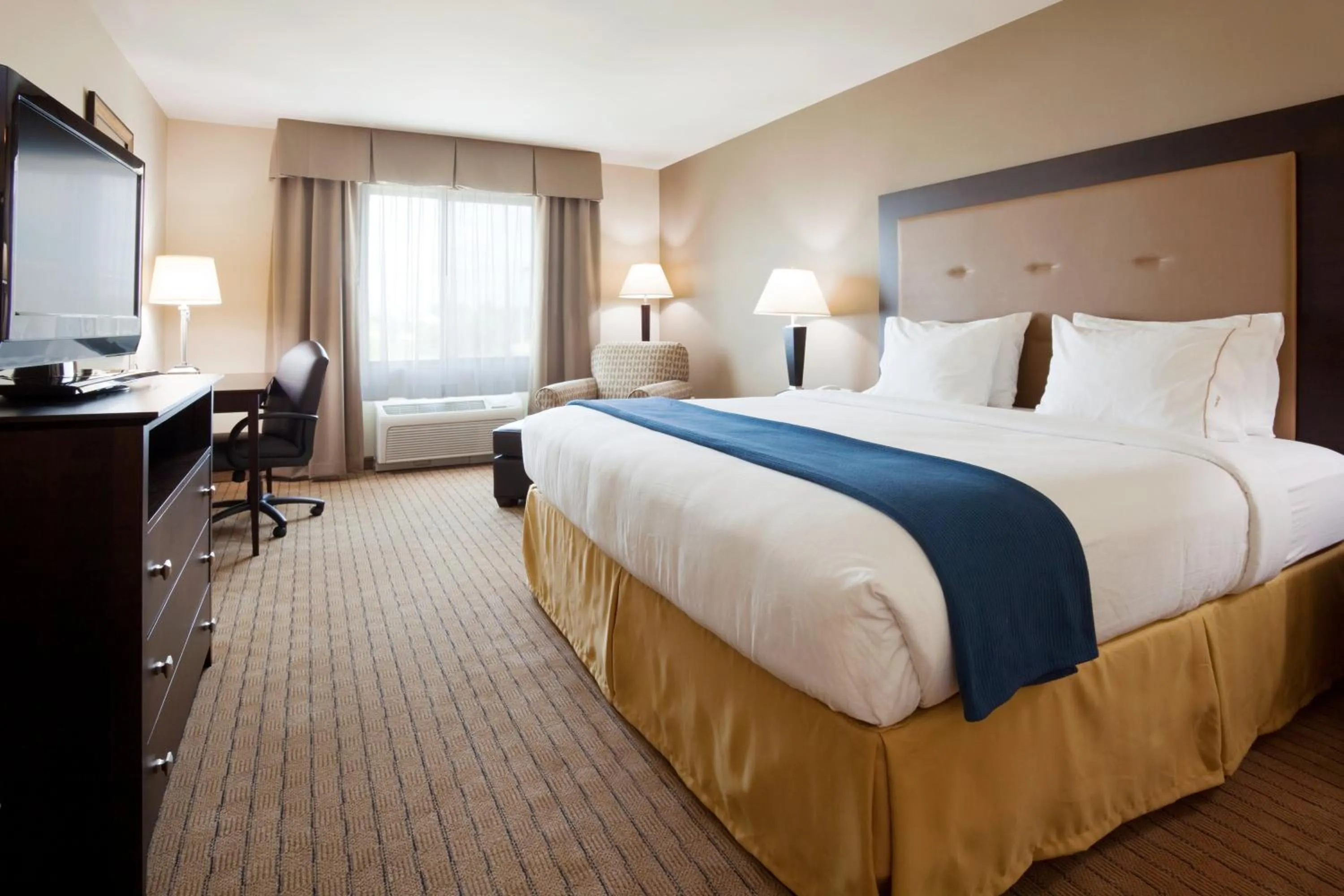 Photo of the whole room, Bed in Holiday Inn Express & Suites Madison-Verona by IHG