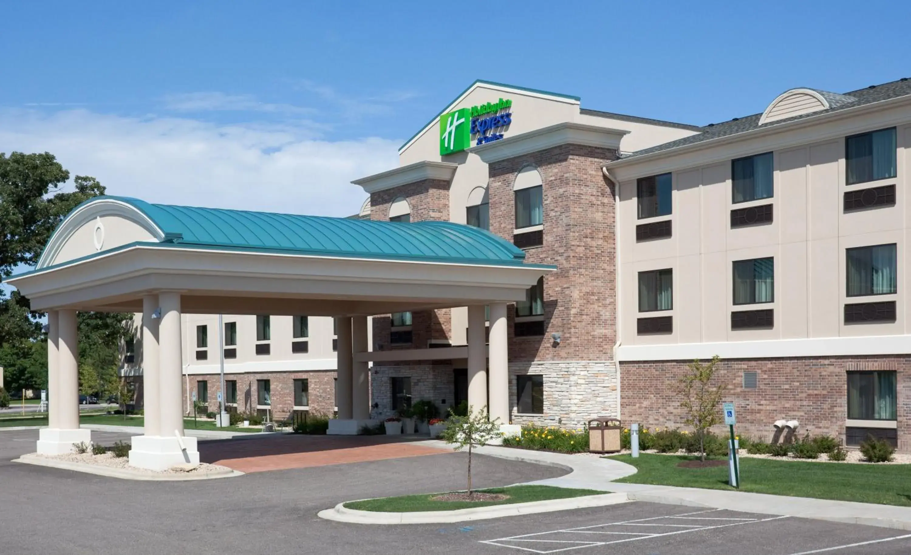 Property building in Holiday Inn Express & Suites Madison-Verona by IHG Property building in Holiday Inn Express & Suites Madison-Verona by IHG