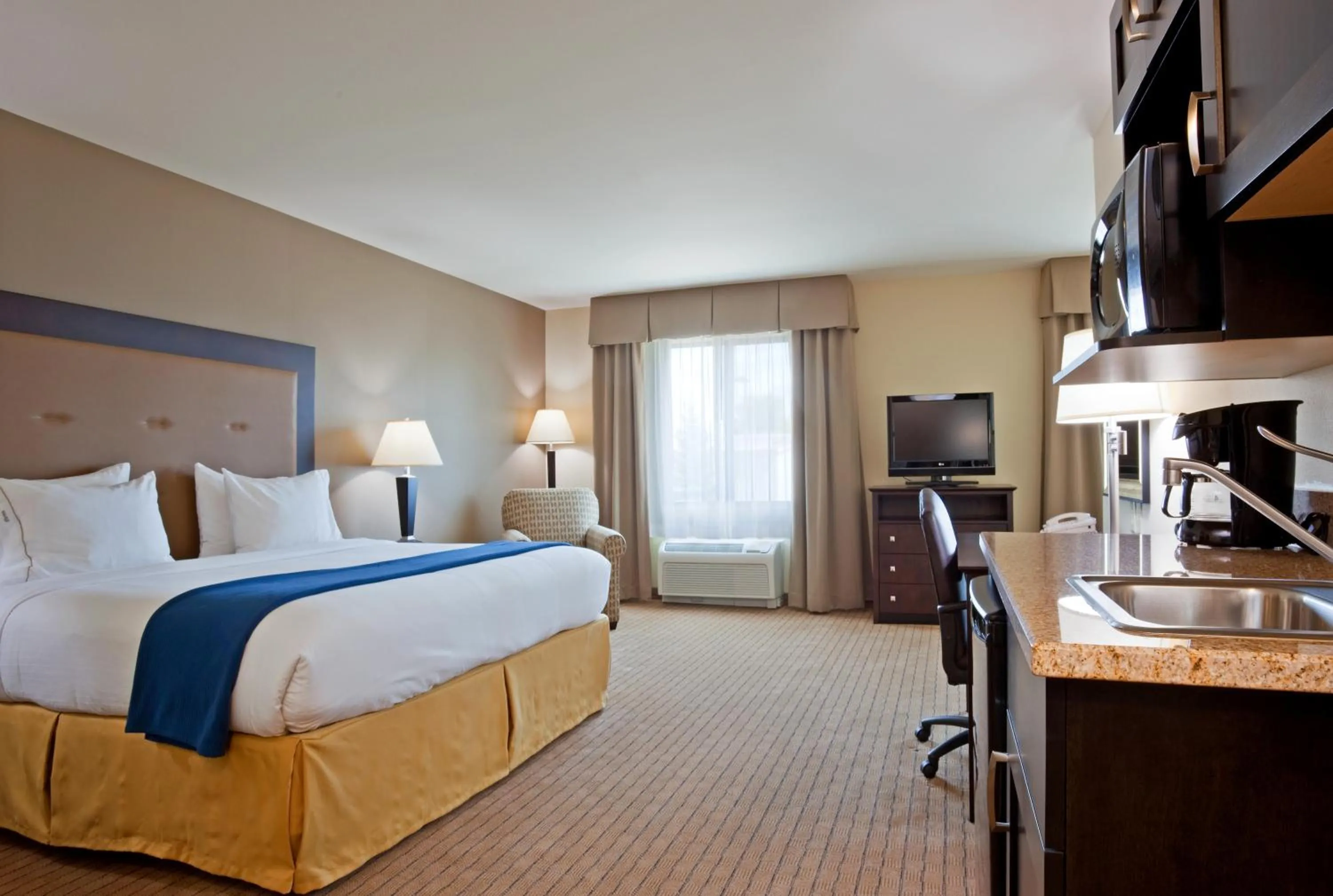 Bedroom, Bed in Holiday Inn Express & Suites Madison-Verona by IHG